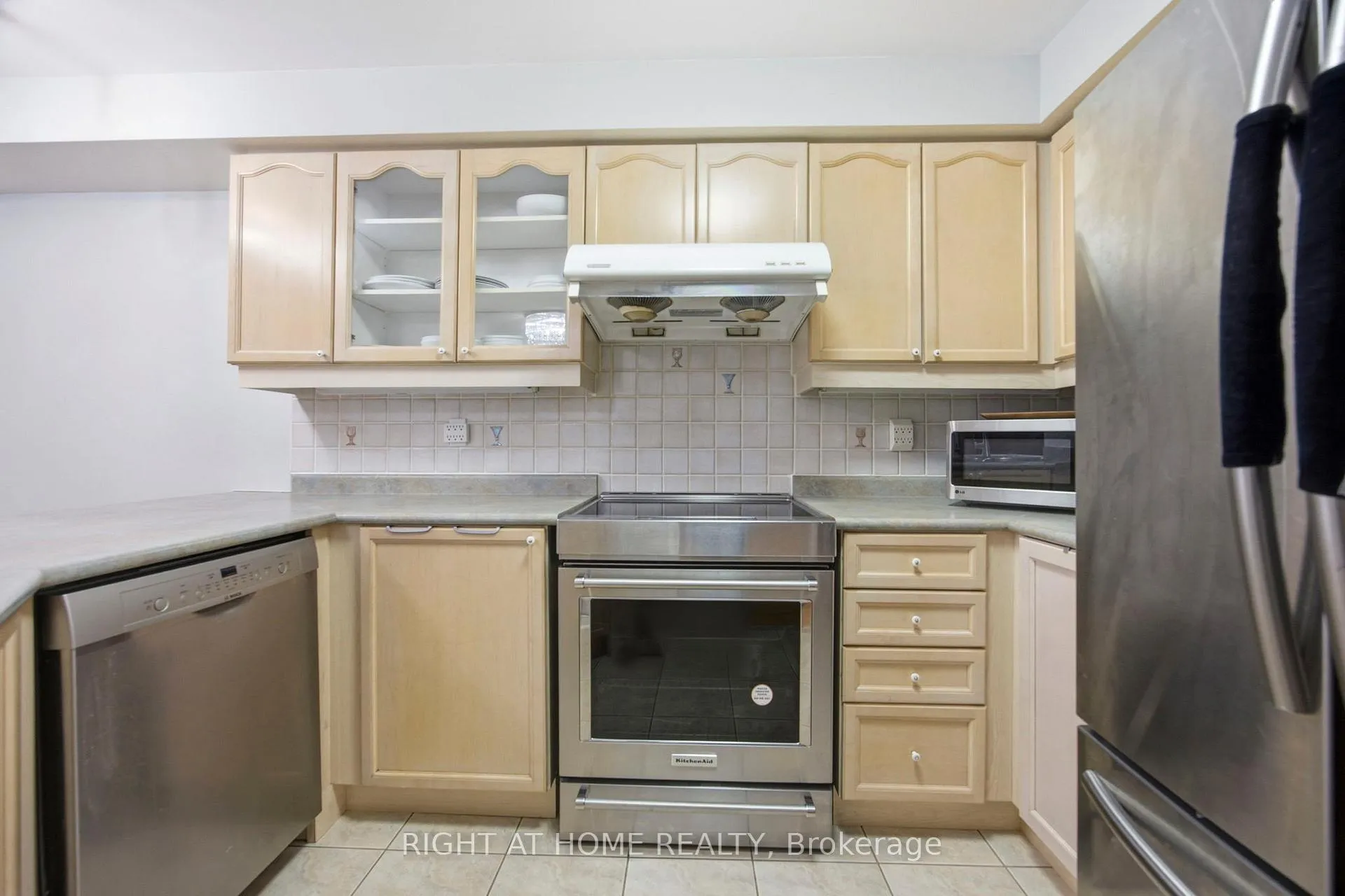 Photo 5 of 1064 Pepperidge Cross, Mississauga, Meadowvale Village — HOMEH
