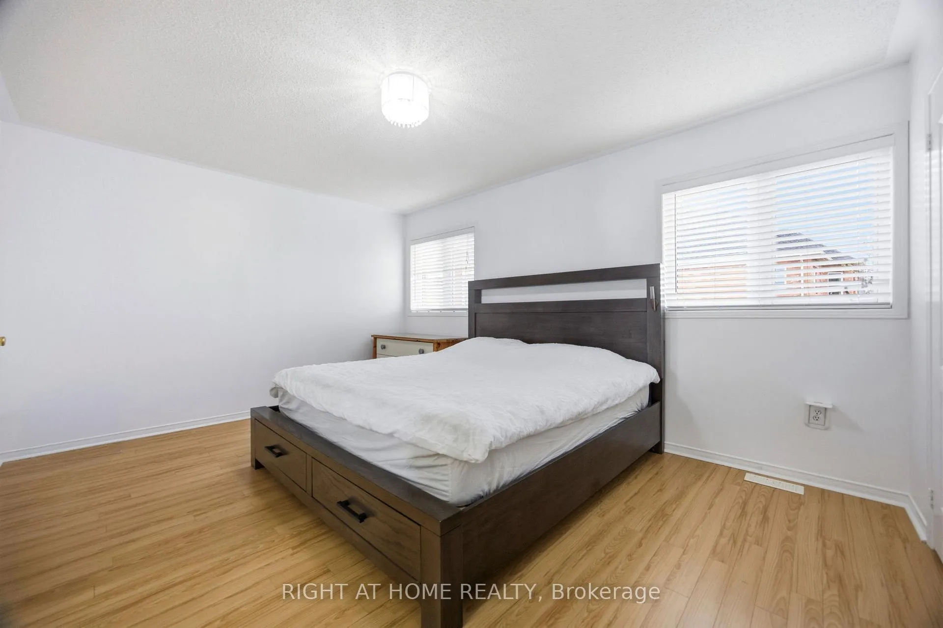 Photo 11 of 1064 Pepperidge Cross, Mississauga, Meadowvale Village — HOMEH