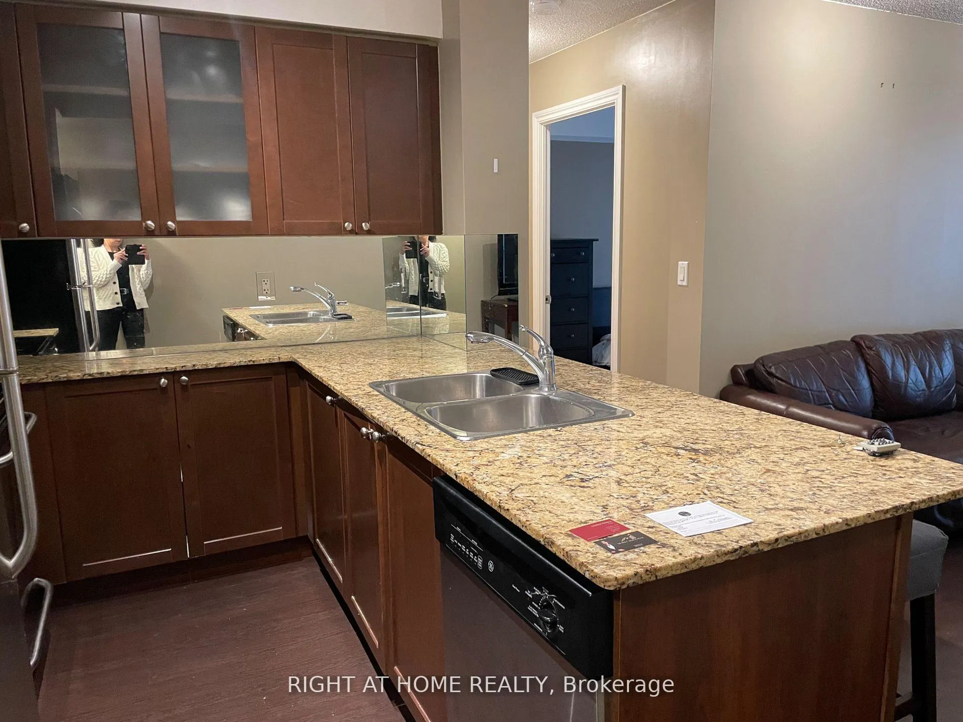 Photo 2 of Unit 807, 761 Bay Street, Toronto, Bay Street Corridor — HOMEH