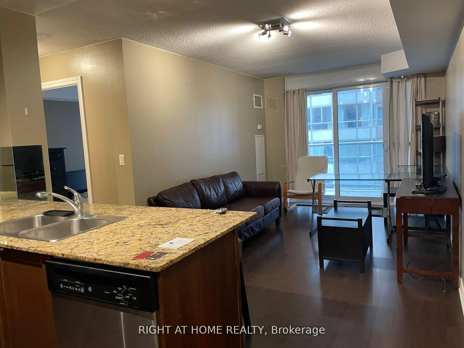 Photo 4 of Unit 807, 761 Bay Street, Toronto, Bay Street Corridor — HOMEH