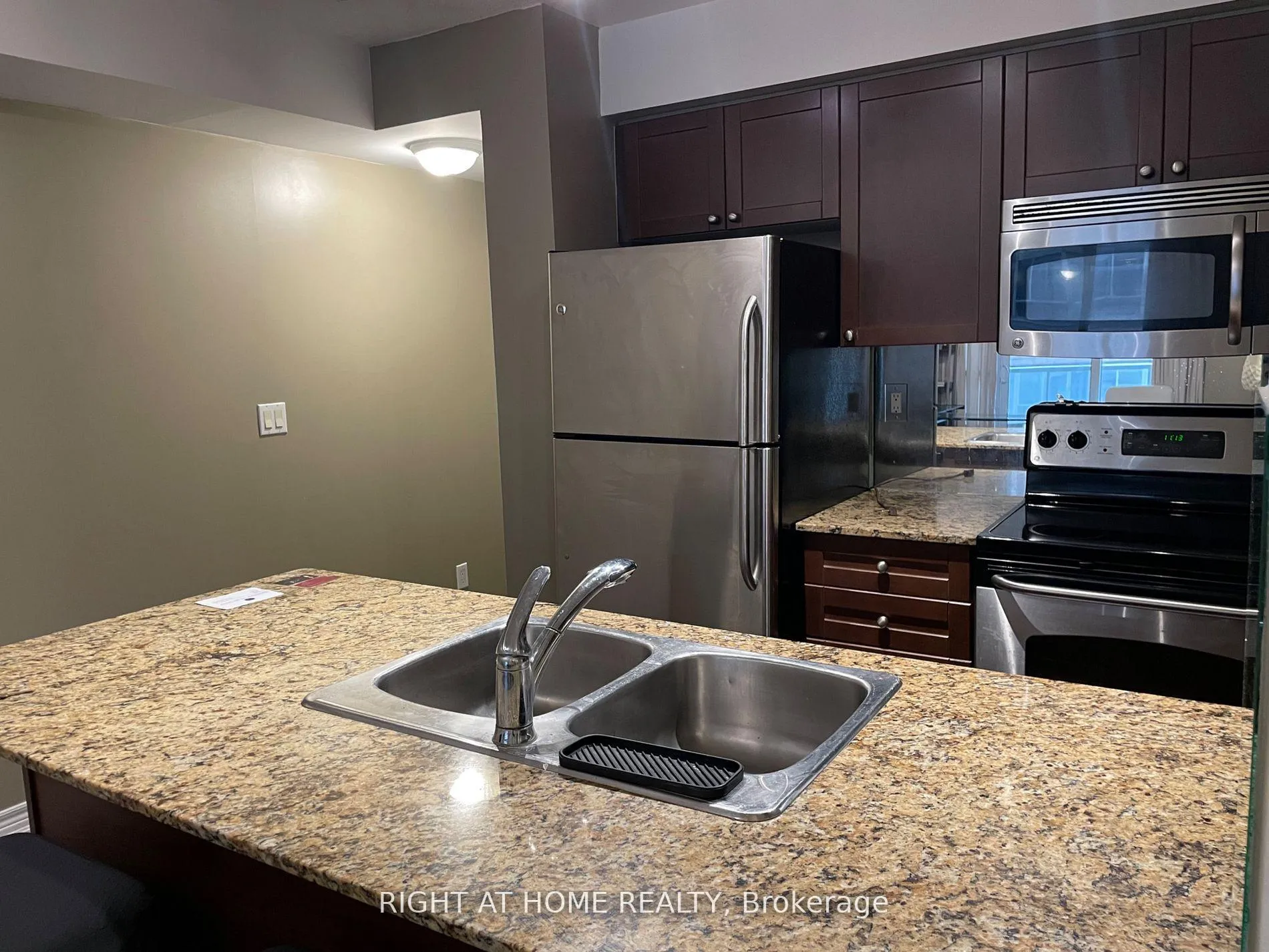 Photo 6 of Unit 807, 761 Bay Street, Toronto, Bay Street Corridor — HOMEH