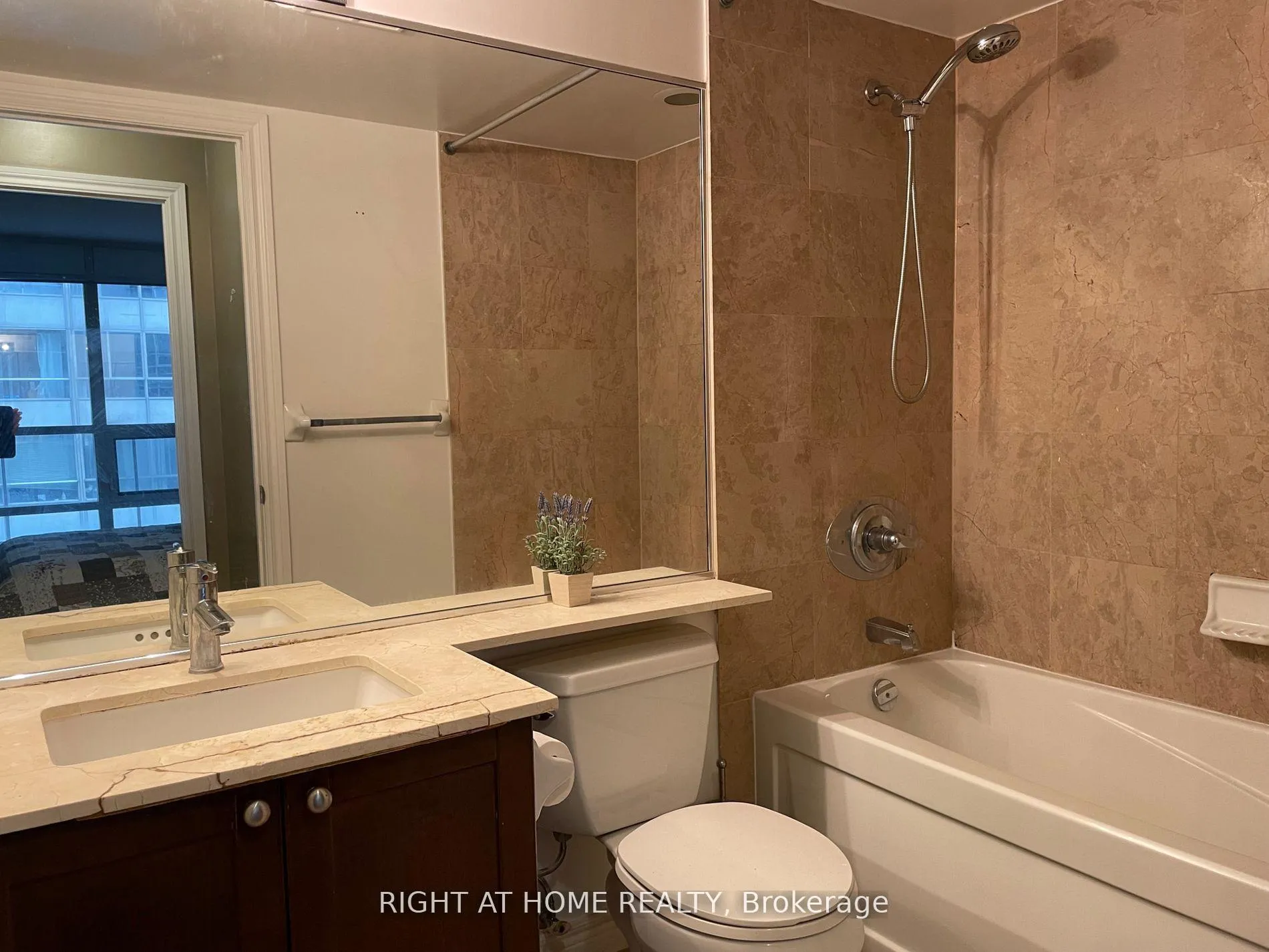 Photo 8 of Unit 807, 761 Bay Street, Toronto, Bay Street Corridor — HOMEH