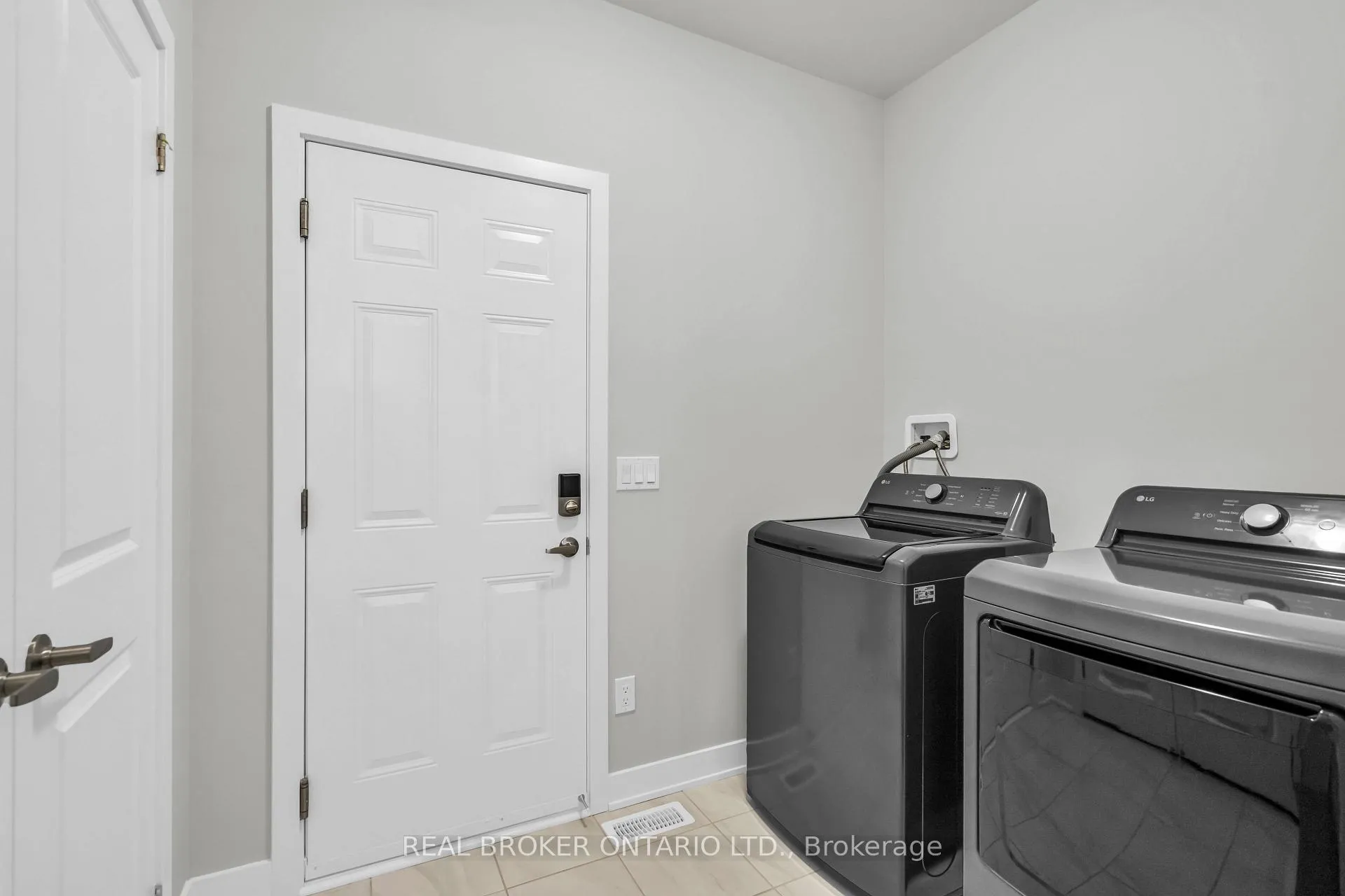 Photo 16 of 1058 Thompson Drive, Oshawa, Kedron — HOMEH