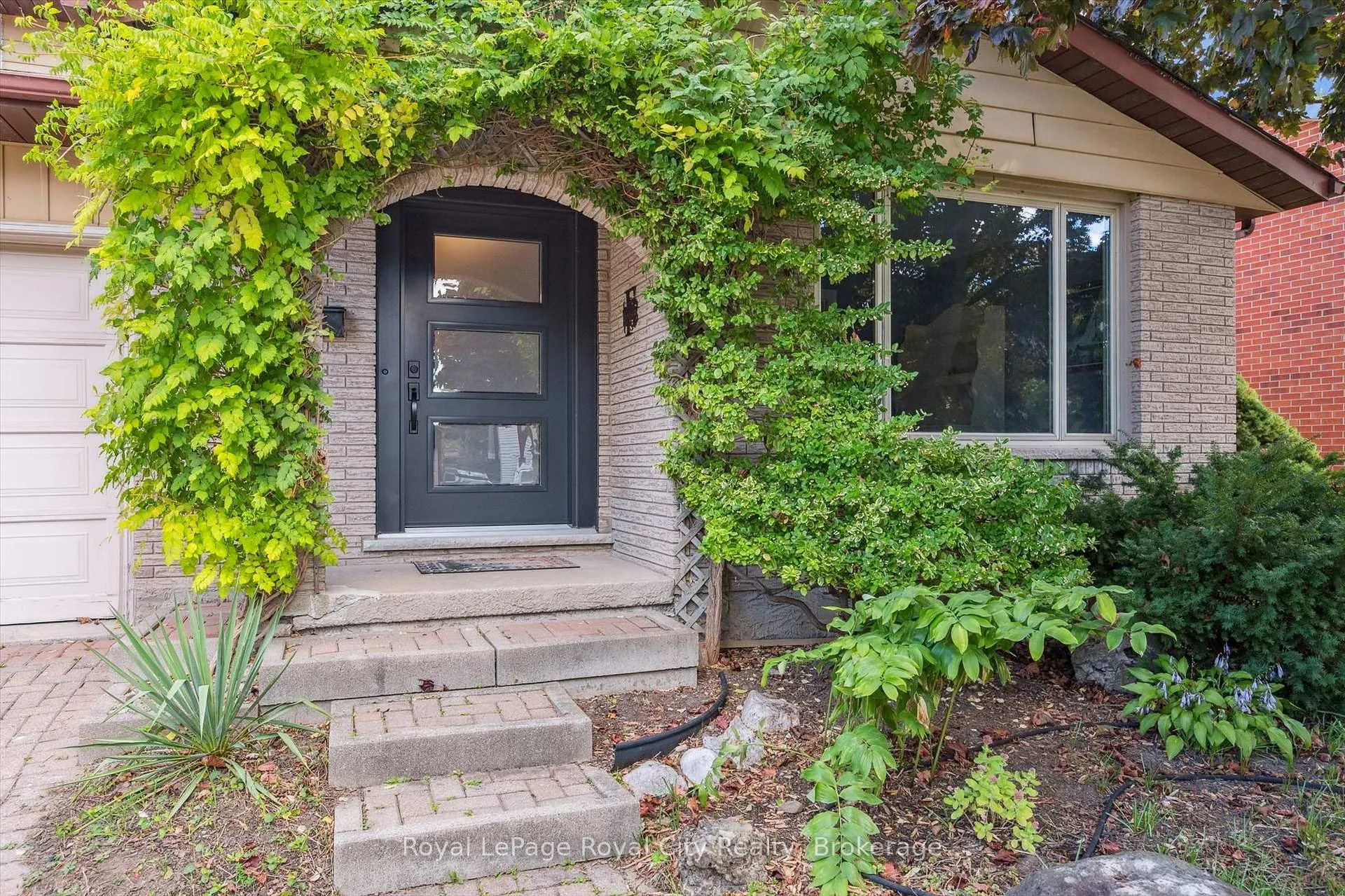 Photo 2 of 236 Ironwood Road, Guelph, Kortright West — HOMEH