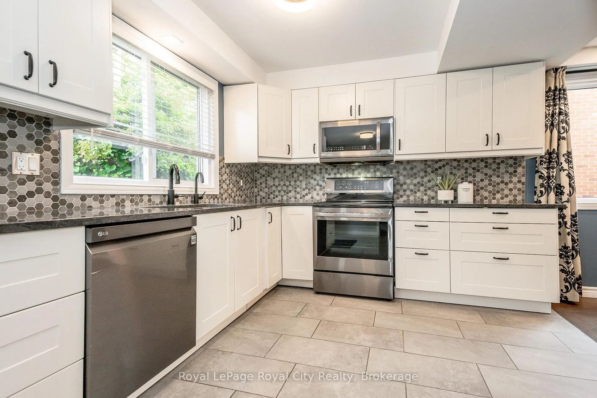 Photo 4 of 236 Ironwood Road, Guelph, Kortright West — HOMEH
