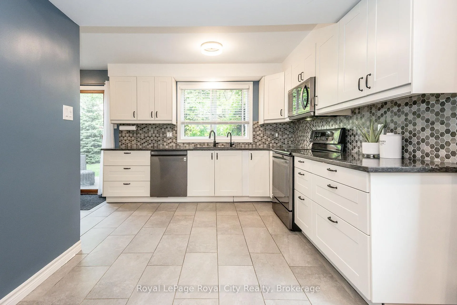 Photo 5 of 236 Ironwood Road, Guelph, Kortright West — HOMEH