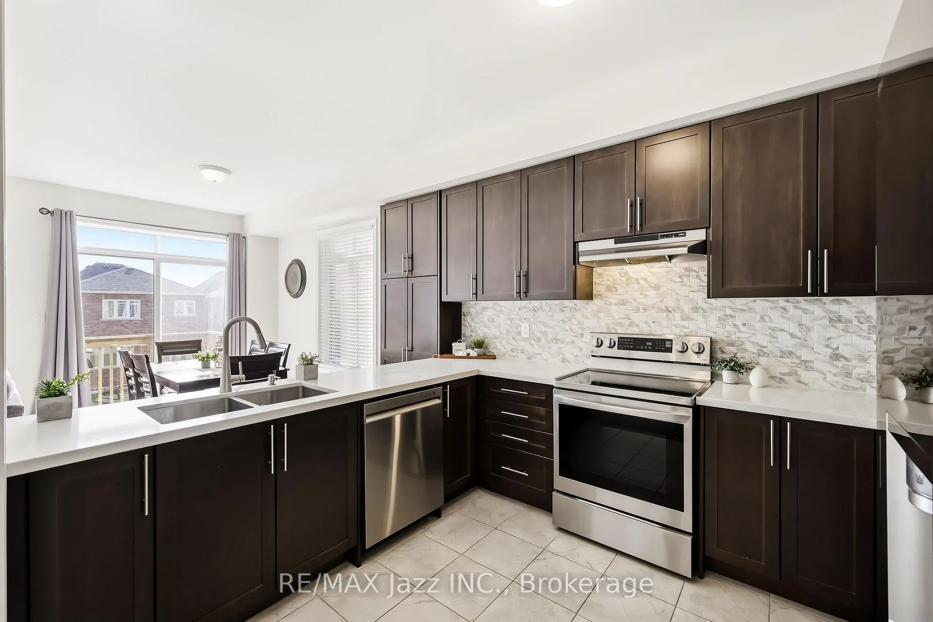 Photo 15 of 988 Matthew Murray Crescent, Oshawa, Taunton — HOMEH