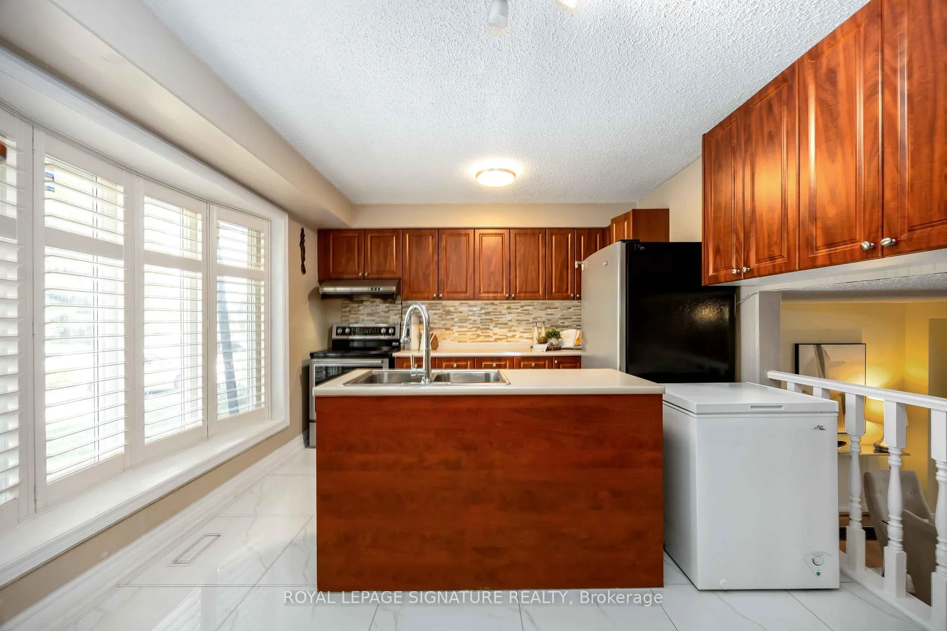 Photo 2 of 104 Billington Crescent, North York, Parkwoods-Donalda — HOMEH