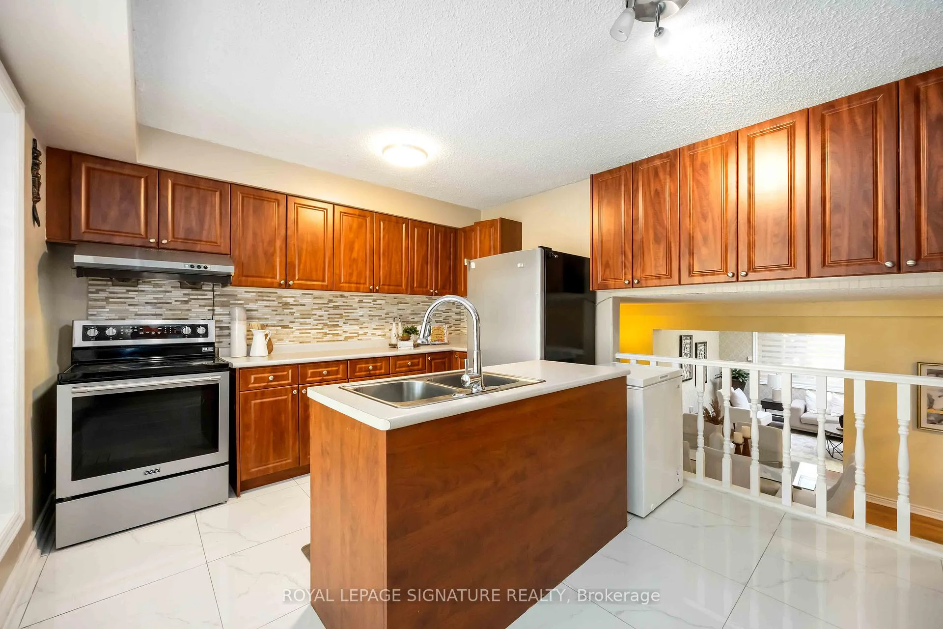 Photo 3 of 104 Billington Crescent, North York, Parkwoods-Donalda — HOMEH