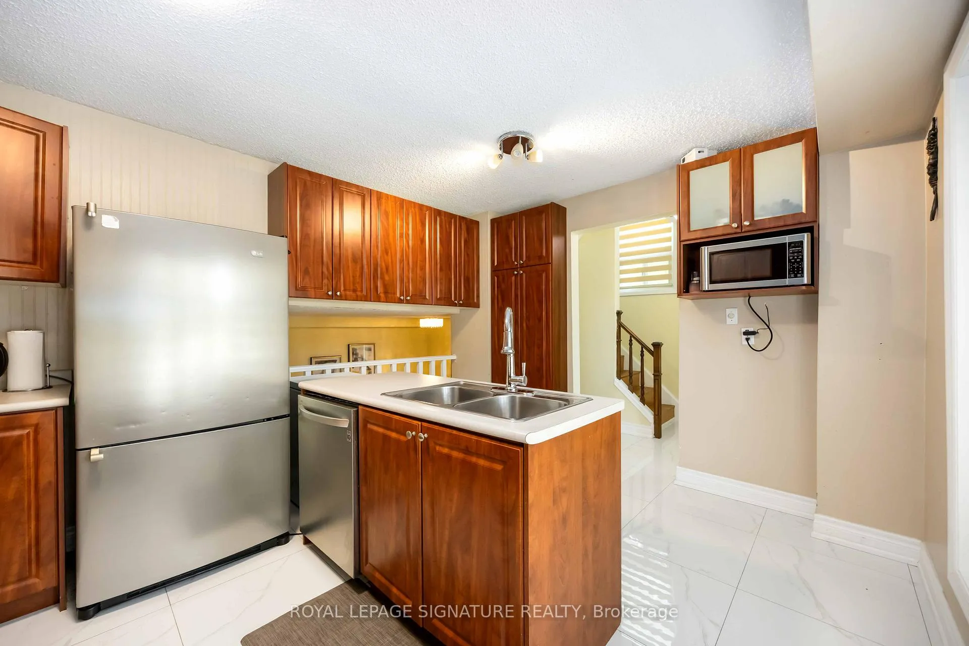 Photo 4 of 104 Billington Crescent, North York, Parkwoods-Donalda — HOMEH
