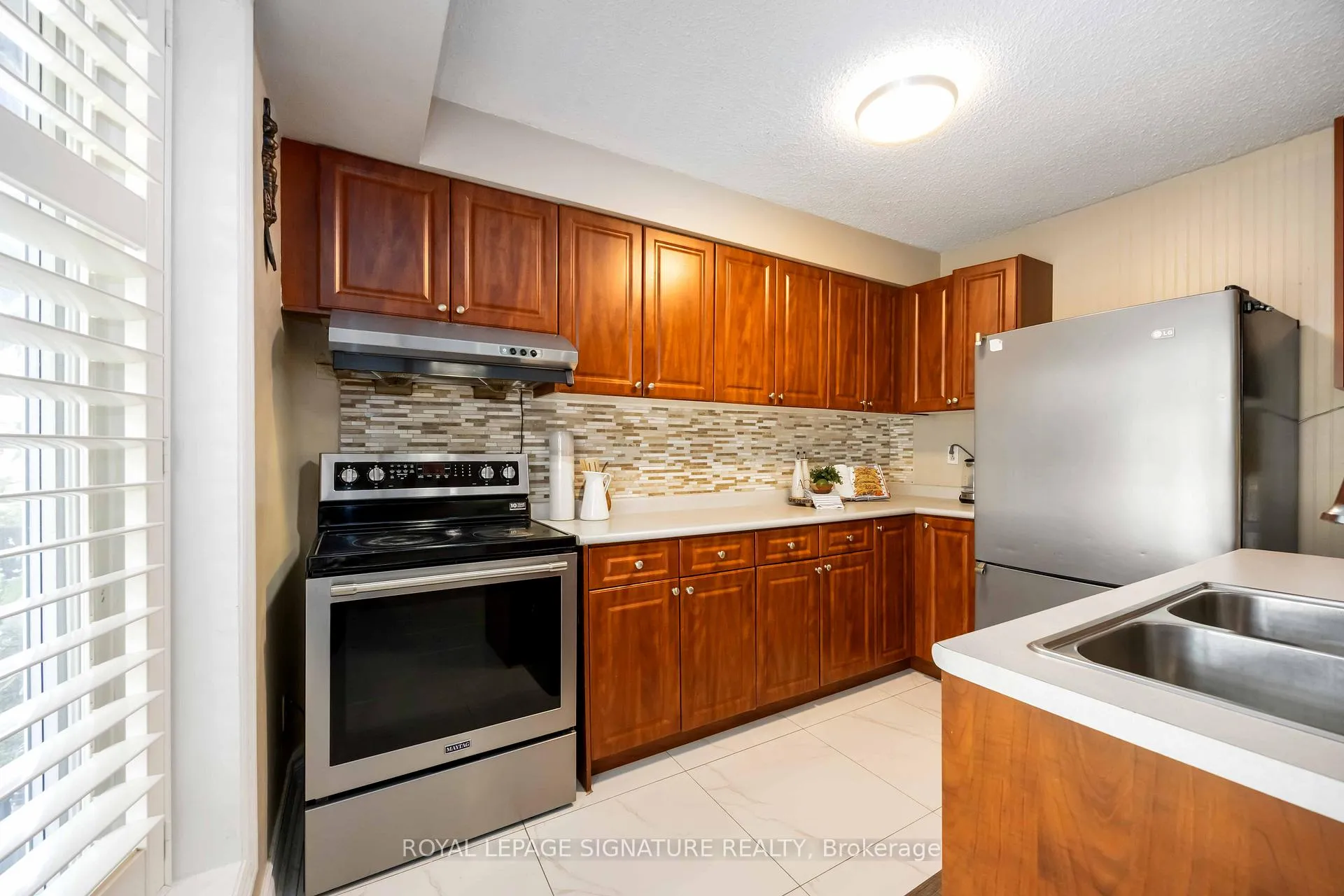 Photo 5 of 104 Billington Crescent, North York, Parkwoods-Donalda — HOMEH