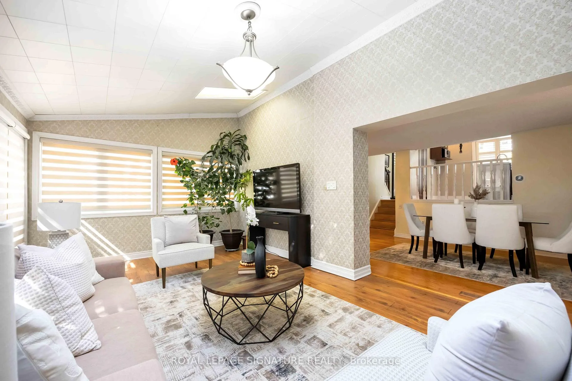 Photo 11 of 104 Billington Crescent, North York, Parkwoods-Donalda — HOMEH