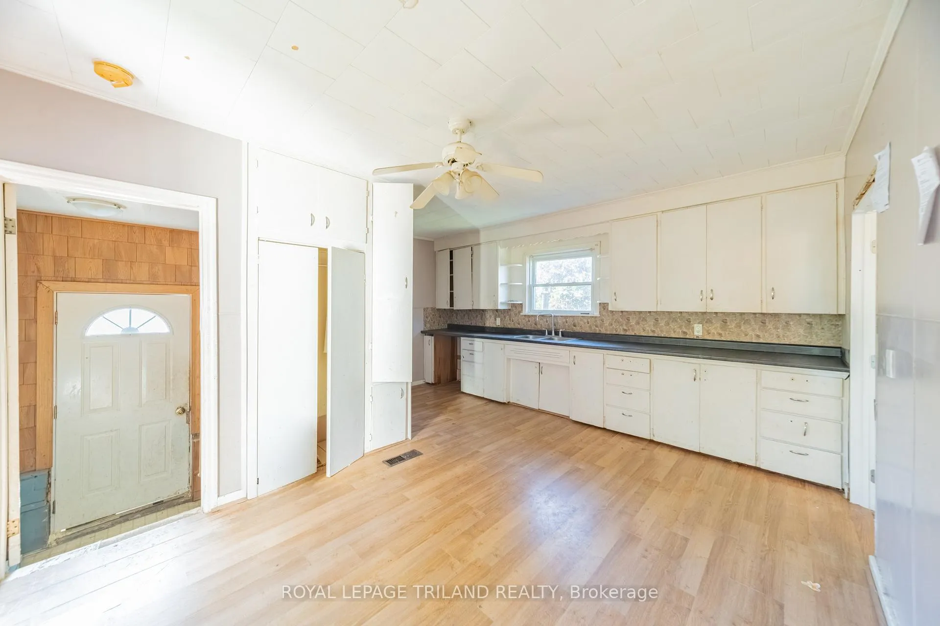 Photo 12 of 52 Nelson Street, Lambton Shores, Thedford — HOMEH