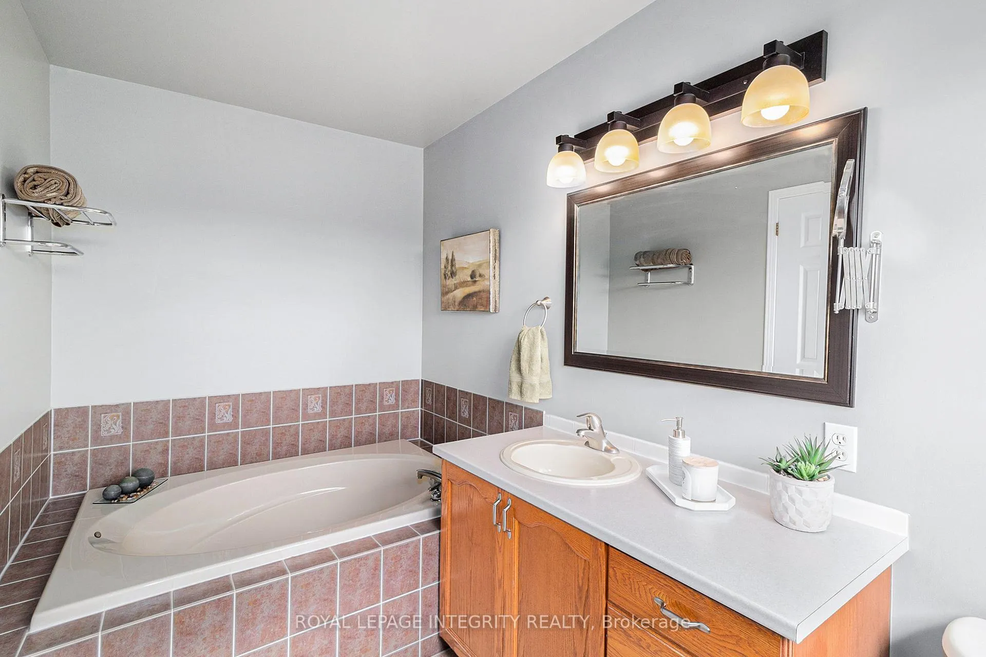 Photo 8 of 564 Renaissance Drive, Ottawa, Avalon East — HOMEH