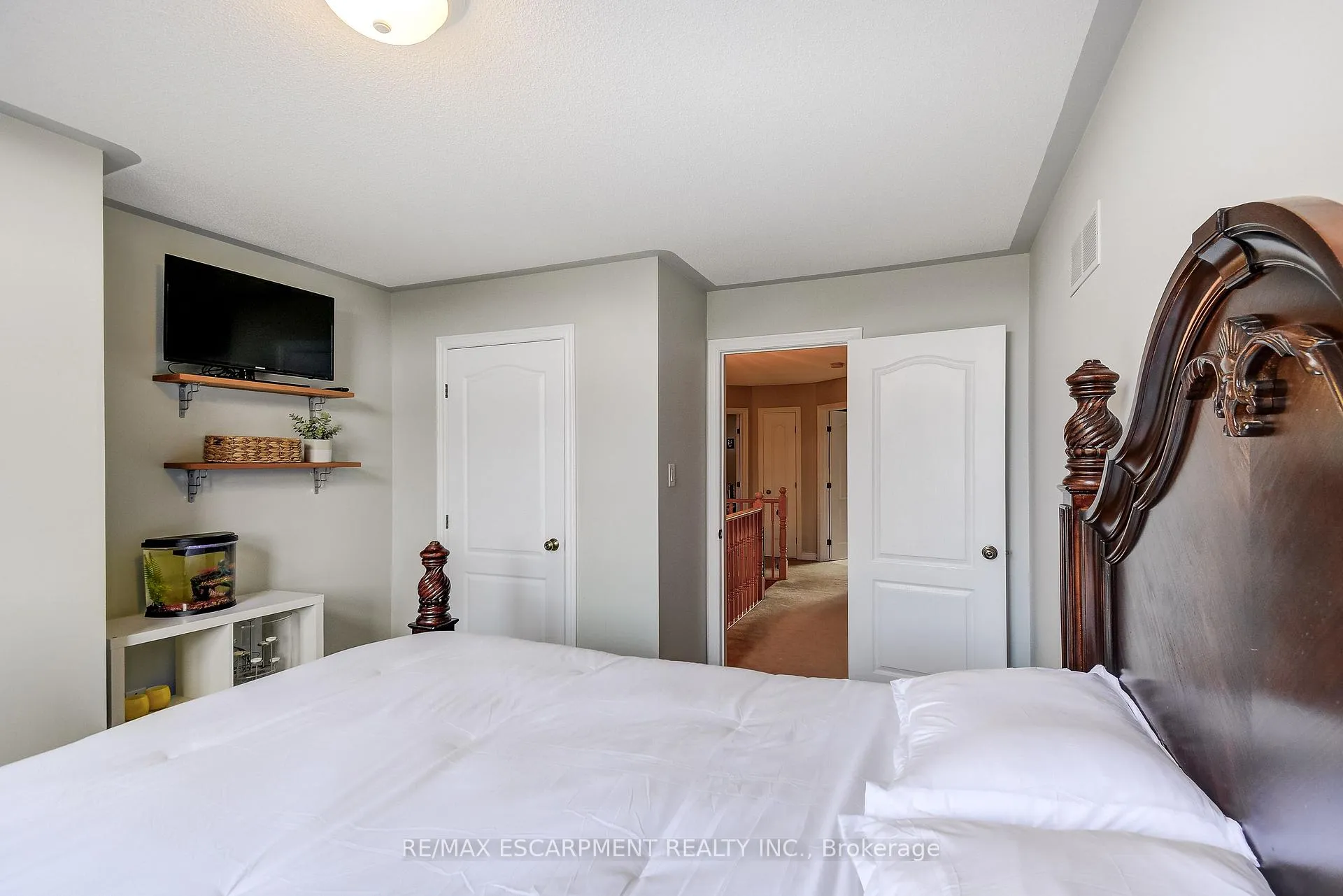 Photo 32 of 20 Derbyshire Street, Hamilton, Ancaster — HOMEH