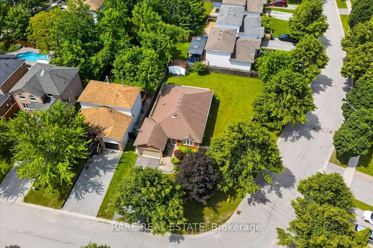 Photo 2 of 8 Whitehorn Crescent, Barrie, Holly — HOMEH