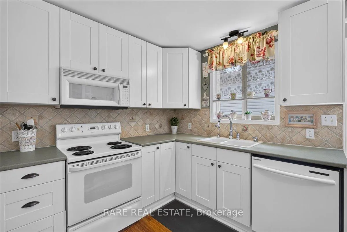 Photo 9 of 8 Whitehorn Crescent, Barrie, Holly — HOMEH