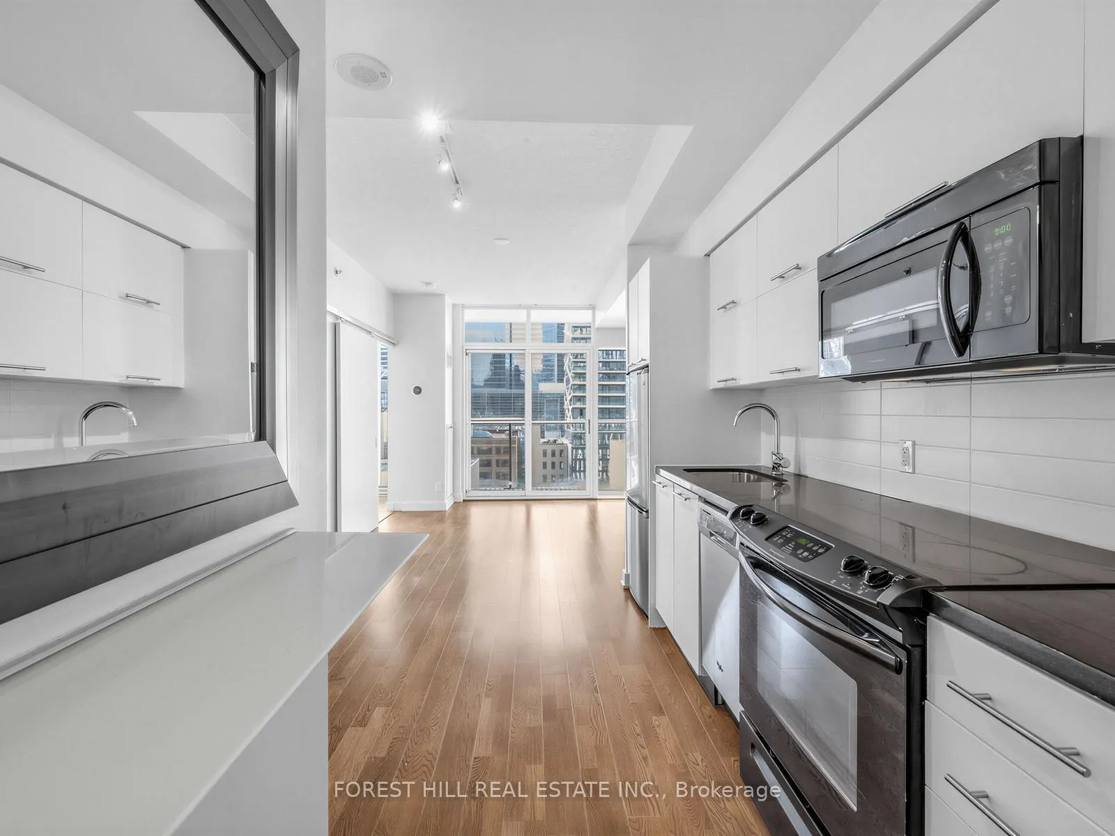 Photo 4 of Unit 1019, 21 Nelson Street, Toronto, Waterfront Communities — HOMEH