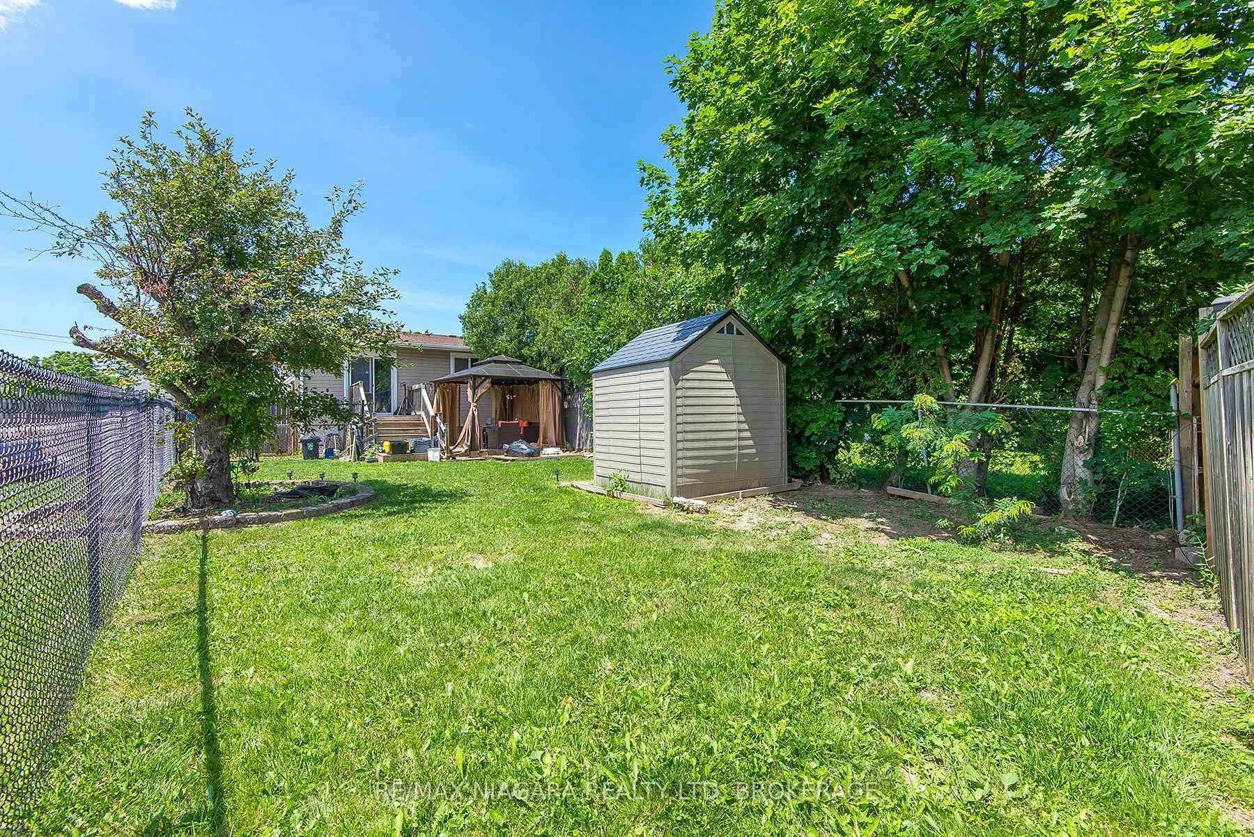 Photo 4 of 58 Dorchester Boulevard, St. Catharines, Carlton/Bunting — HOMEH