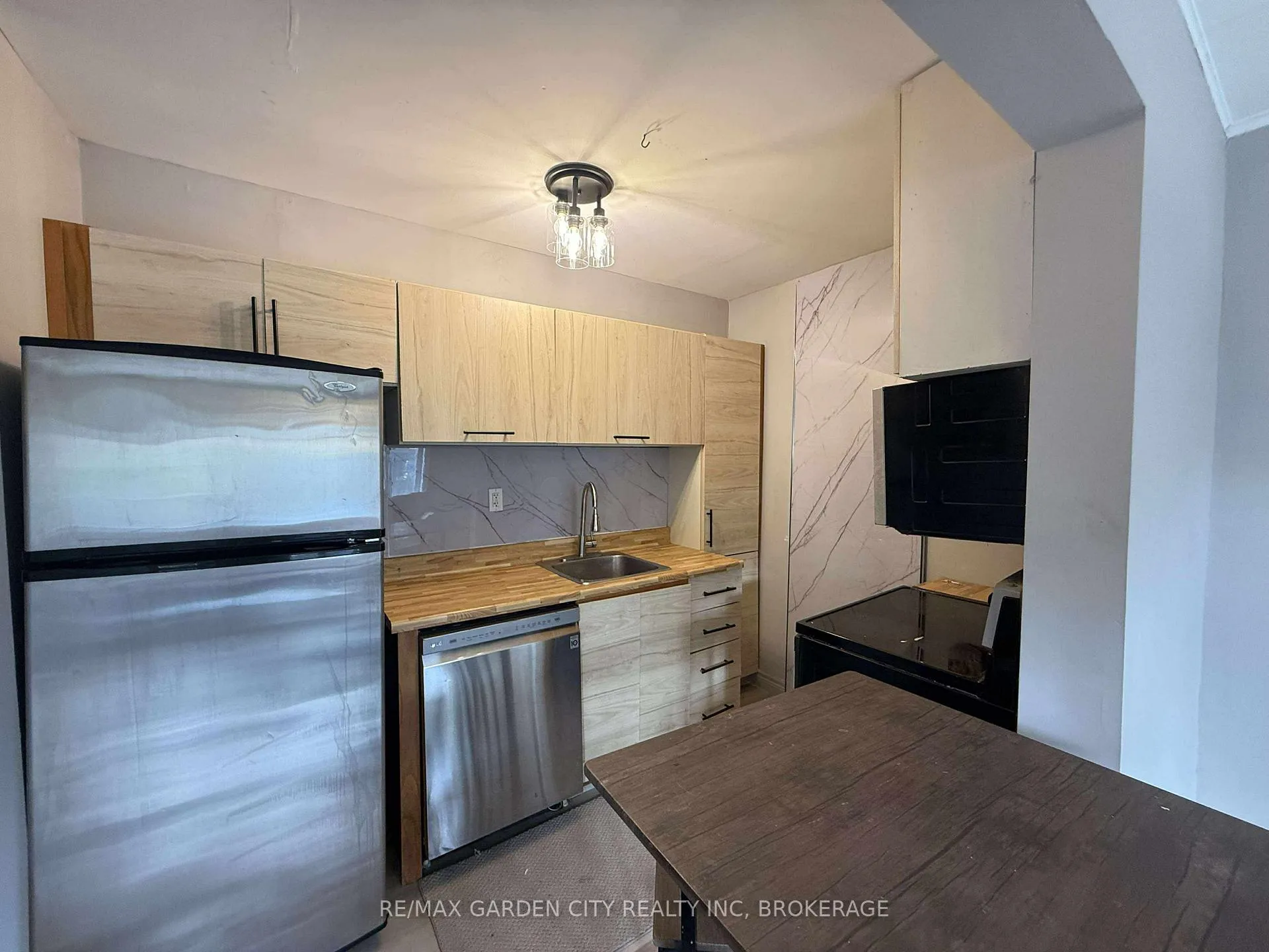 Photo 6 of Unit 1, 130 St Paul Crescent E, St. Catharines, Western Hill — HOMEH