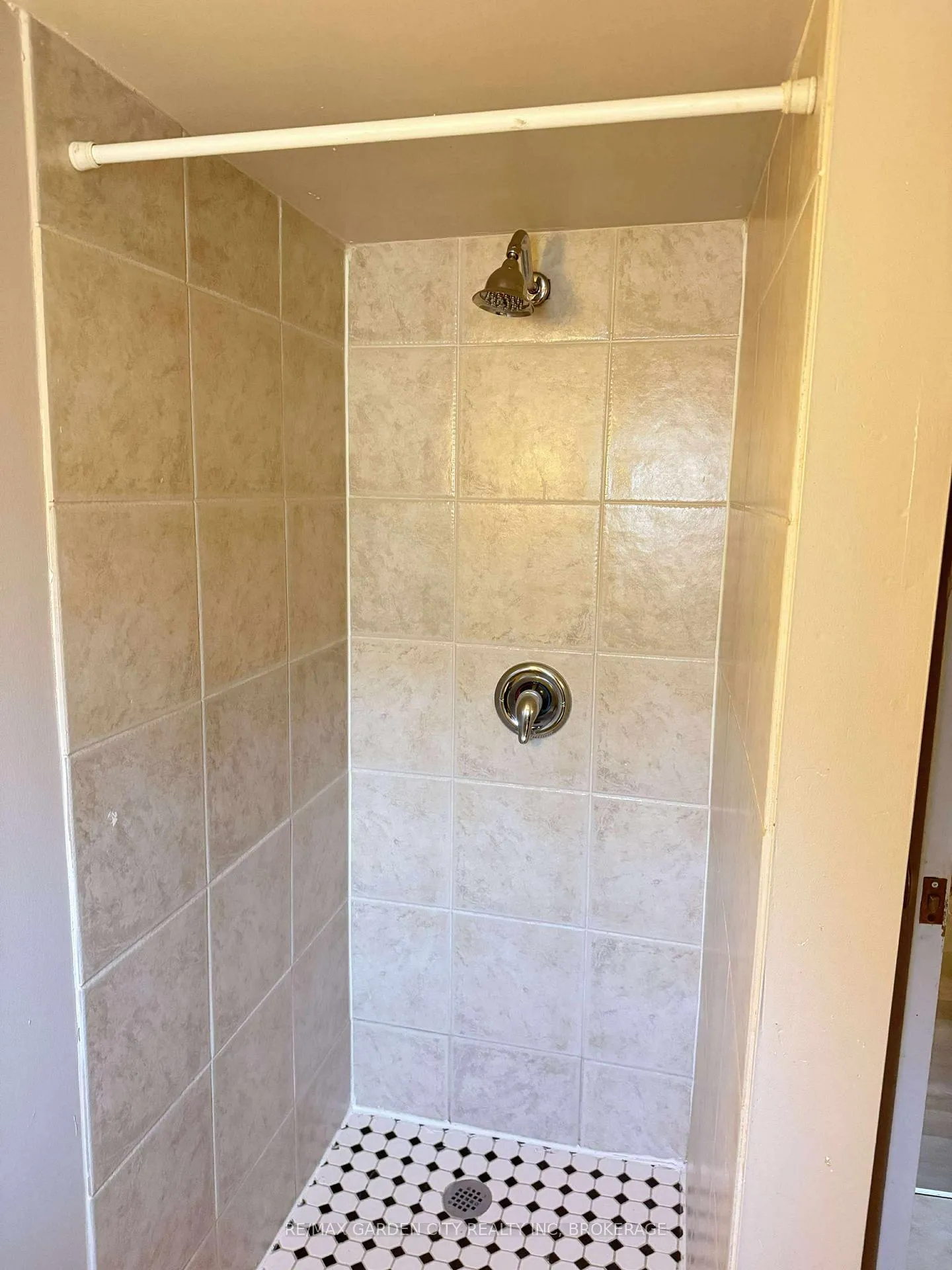 Photo 14 of Unit 1, 130 St Paul Crescent E, St. Catharines, Western Hill — HOMEH