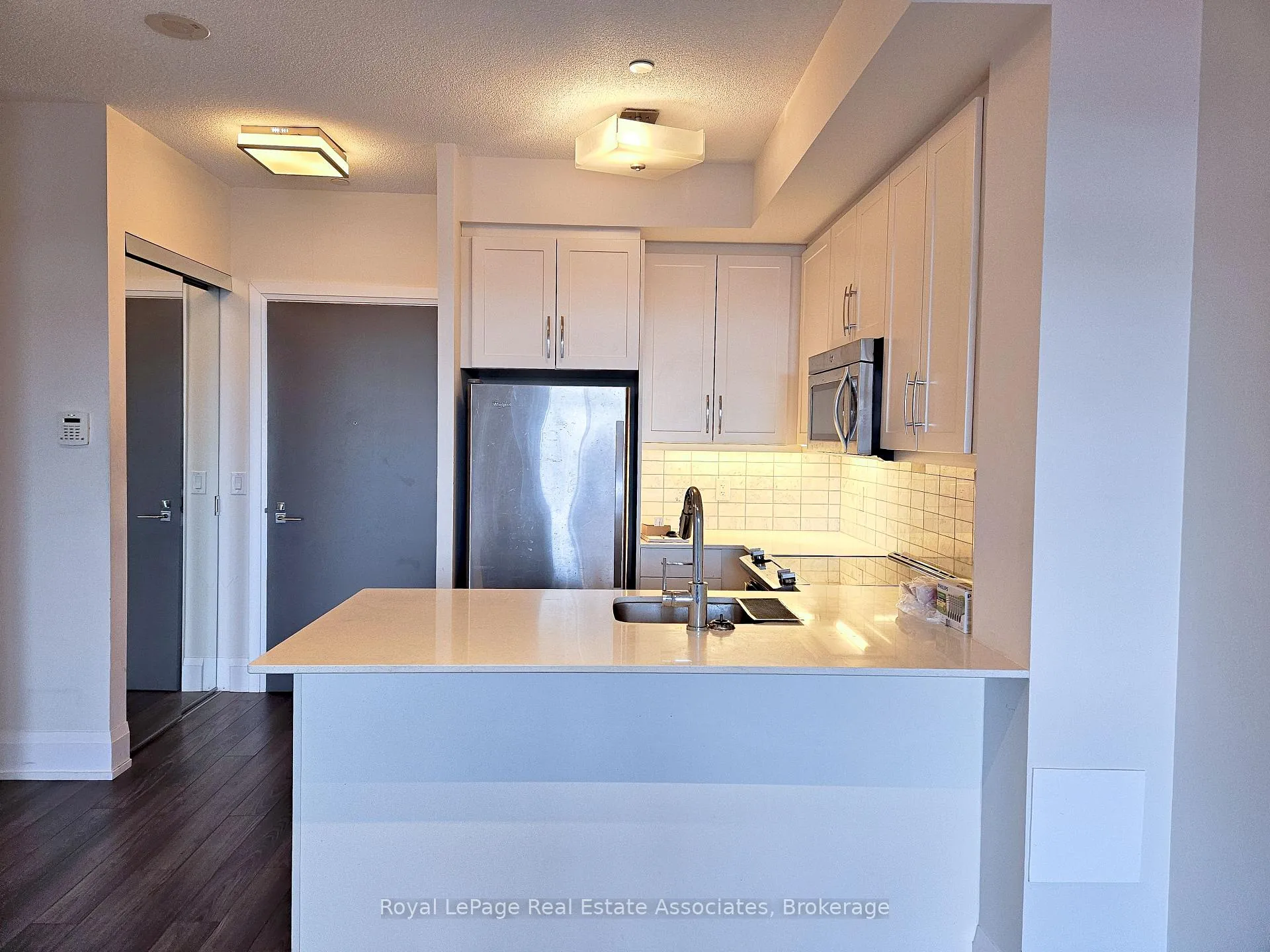Photo 2 of Unit 807, 1 Old Mill Drive, Toronto, High Park-Swansea — HOMEH