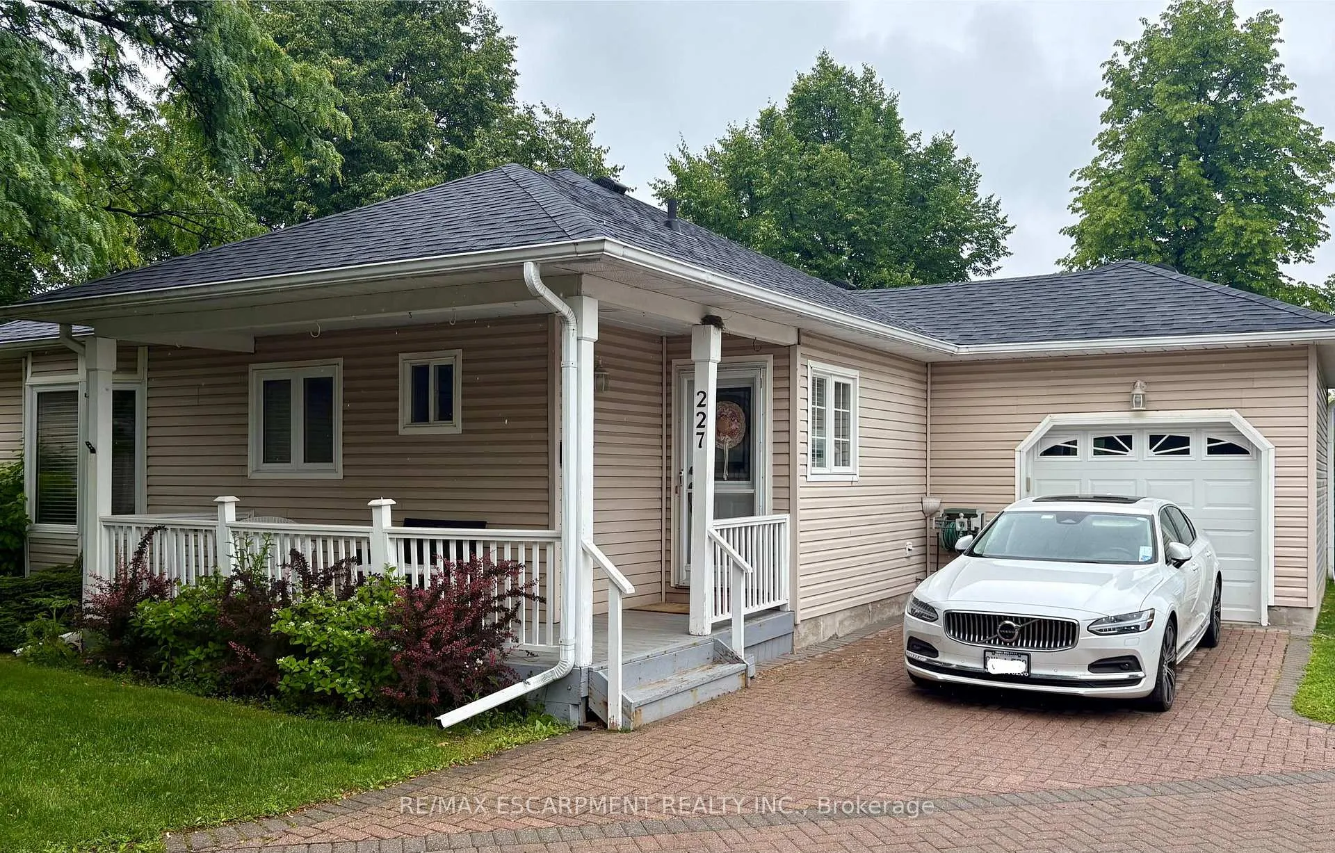 Photo of 227 Silverbirch Boulevard