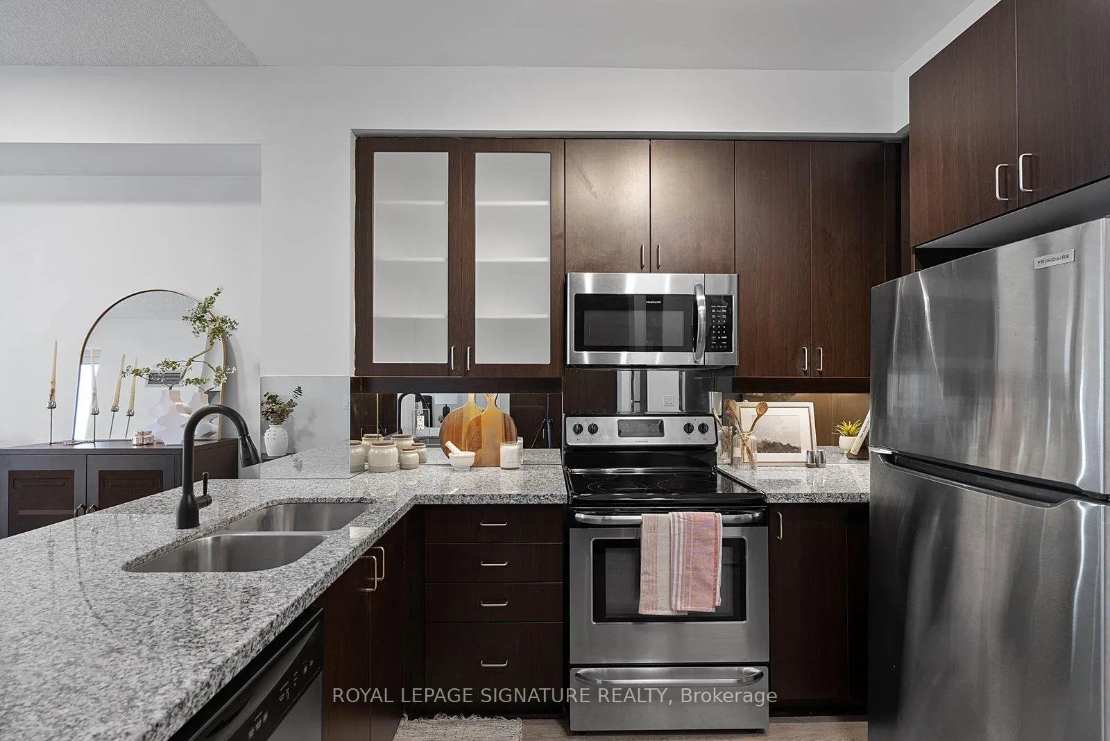 Photo 8 of Unit 412, 131 Upper Duke Crescent, Markham, Unionville — HOMEH