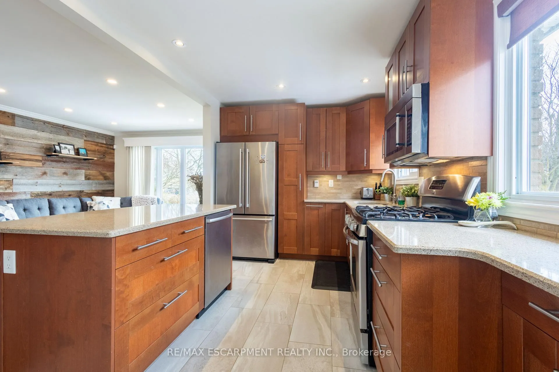 Photo 9 of 72 Athenia Drive, Hamilton, Stoney Creek Mountain — HOMEH