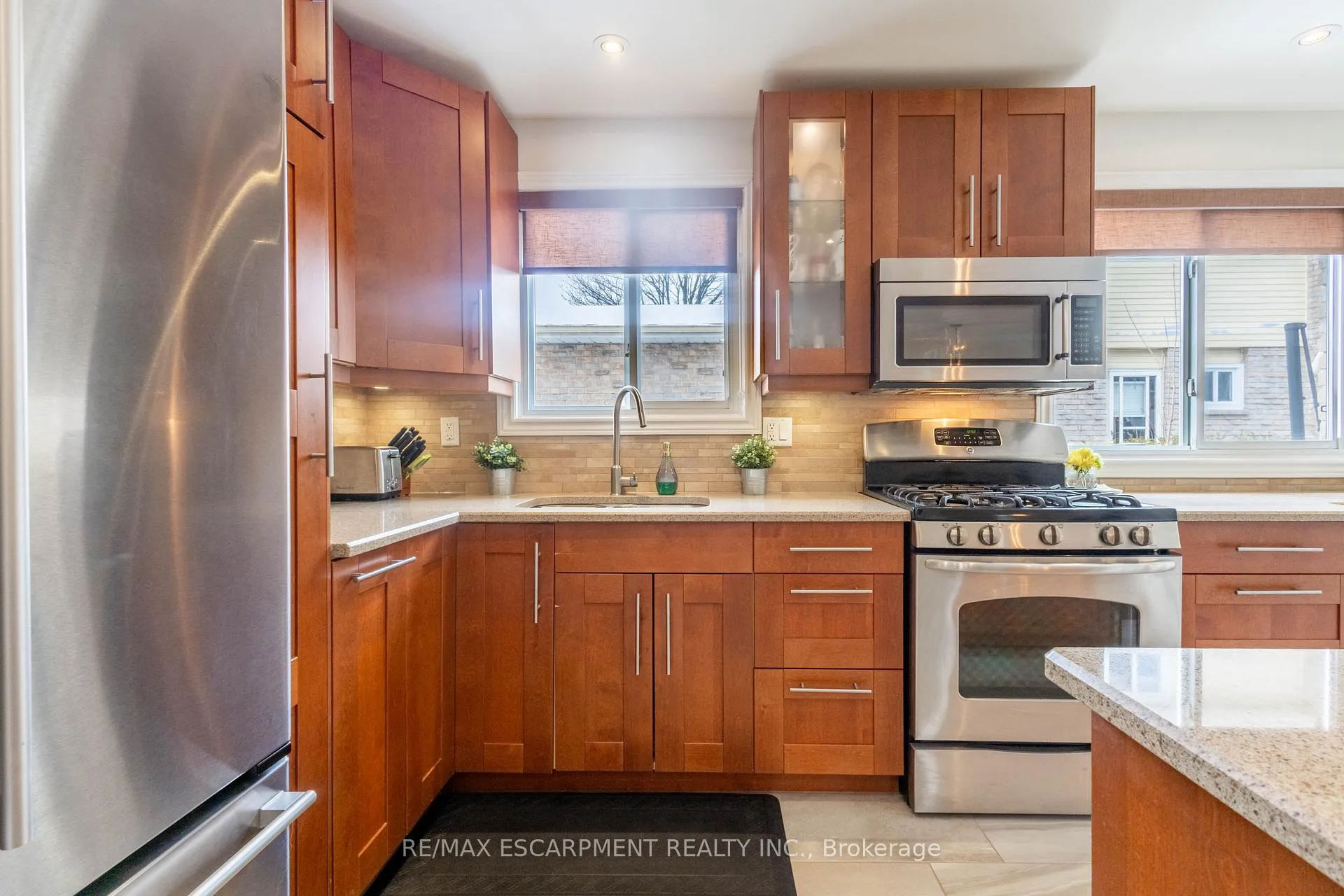 Photo 10 of 72 Athenia Drive, Hamilton, Stoney Creek Mountain — HOMEH