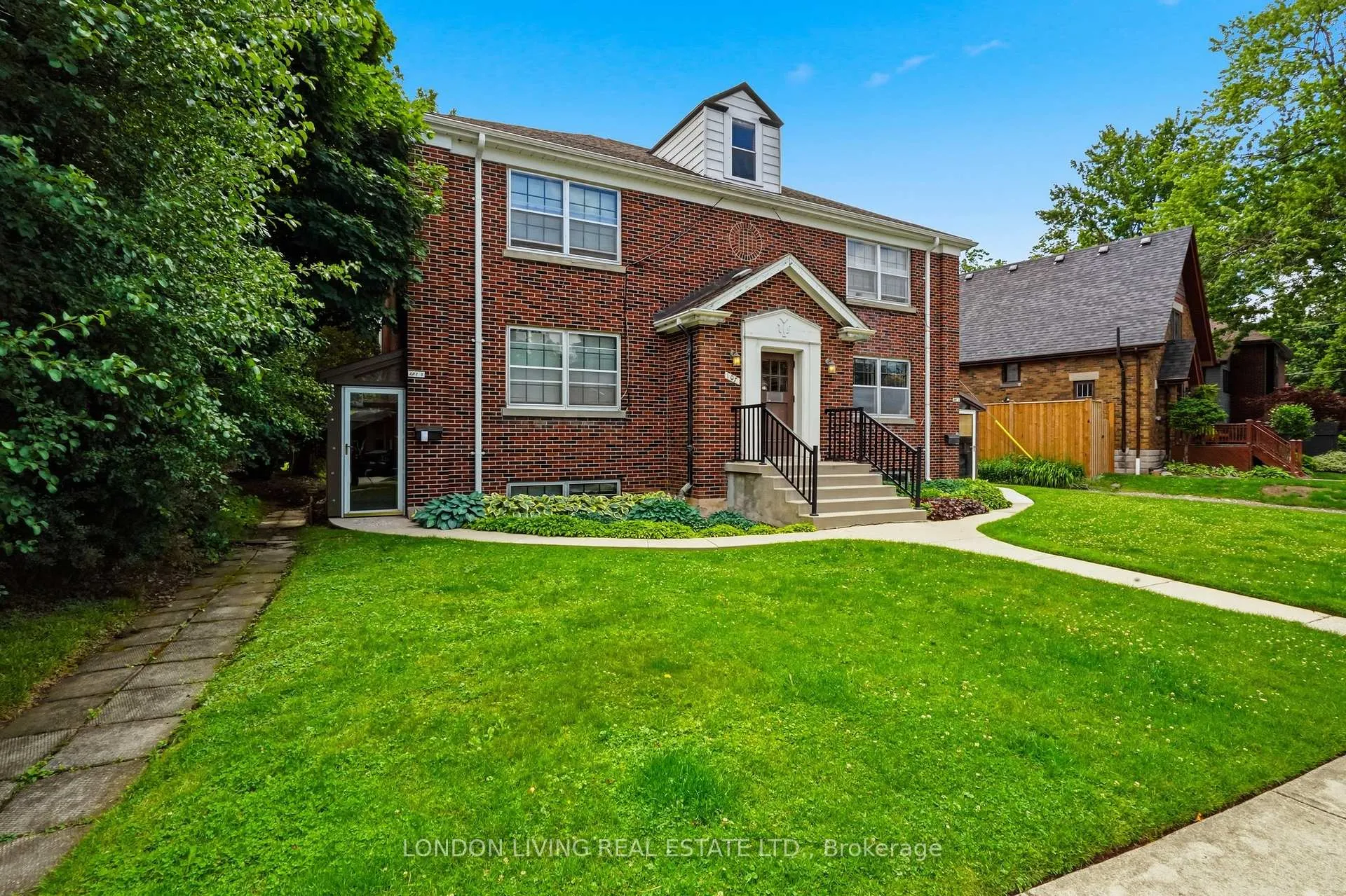Photo 3 of 107 Windsor Crescent, London, South F — HOMEH