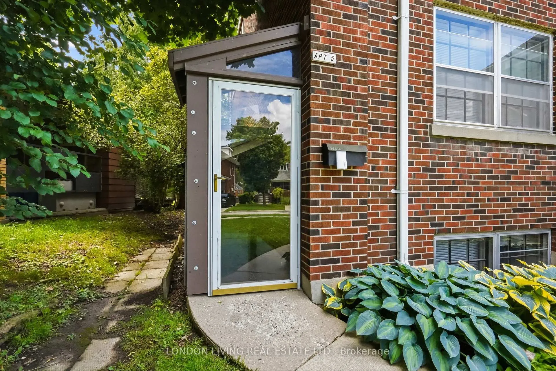 Photo 7 of 107 Windsor Crescent, London, South F — HOMEH