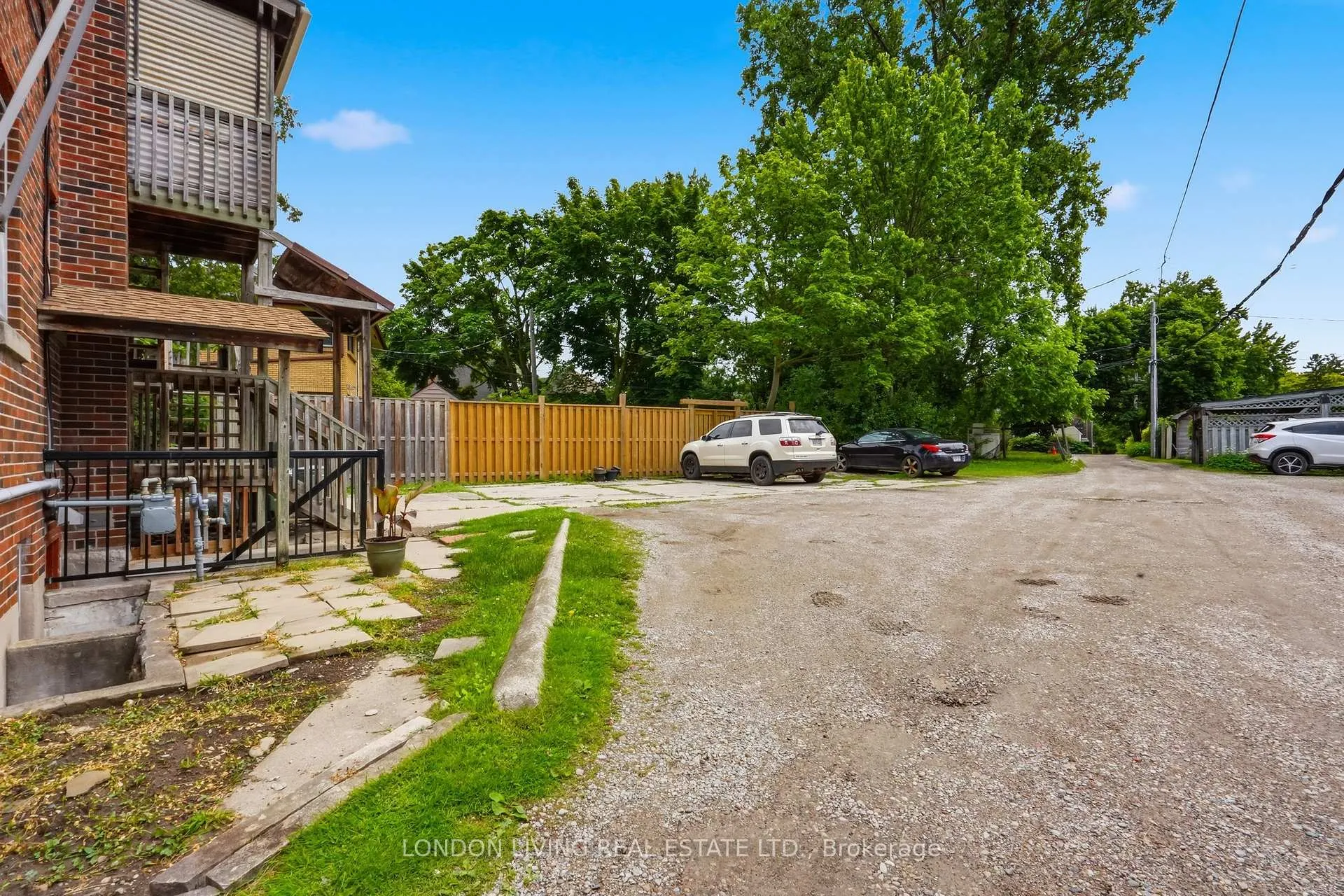 Photo 16 of 107 Windsor Crescent, London, South F — HOMEH