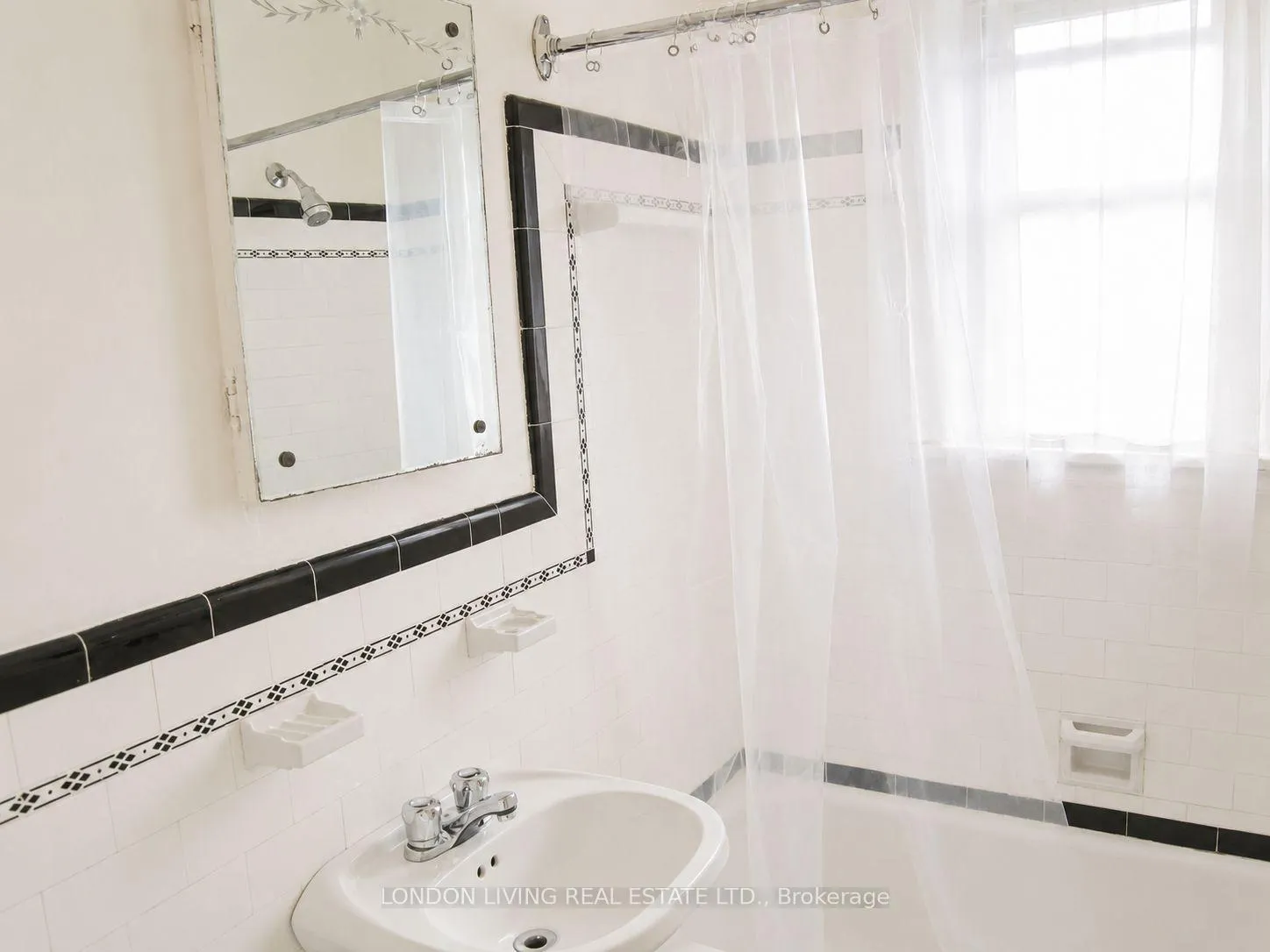 Photo 45 of 107 Windsor Crescent, London, South F — HOMEH