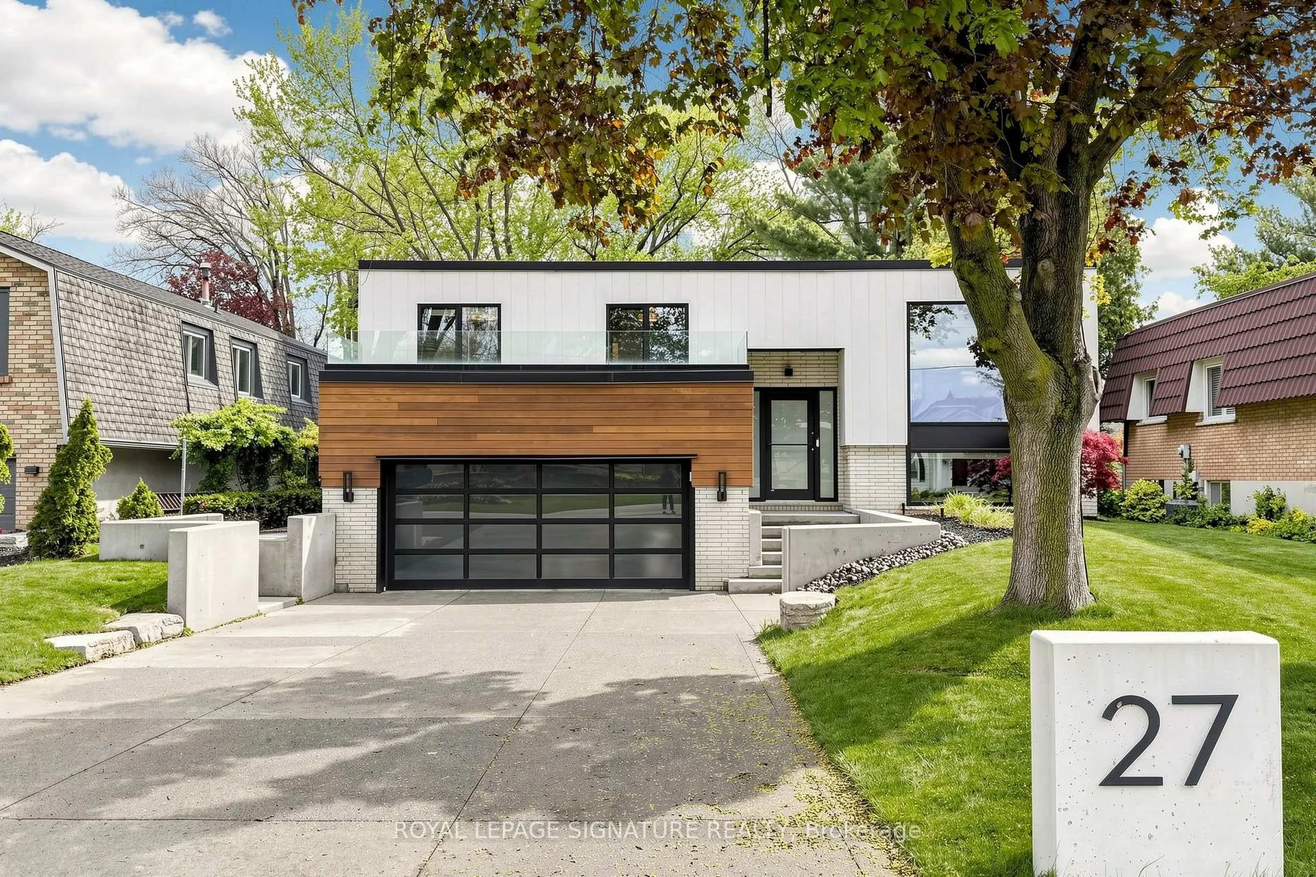 Front of 27 Fairwood Place E