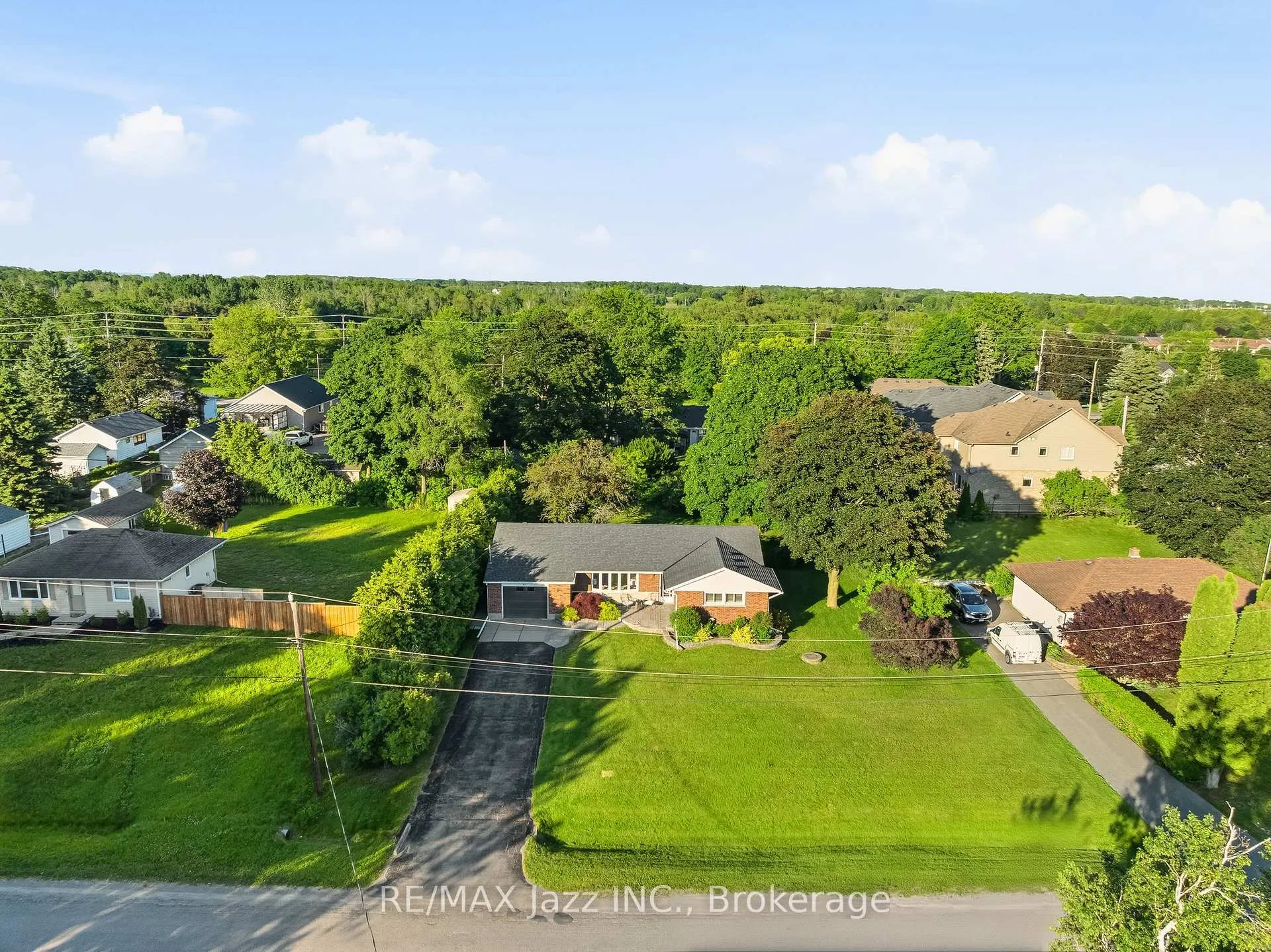 Photo 3 of 11 Lynwood Avenue, Clarington, Courtice — HOMEH
