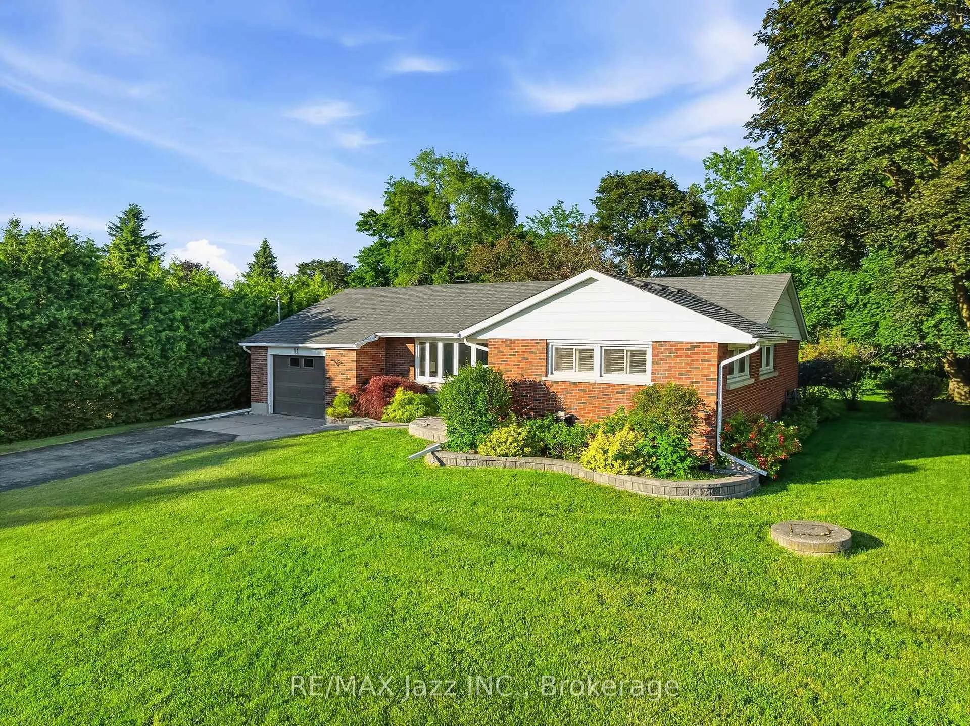 Photo 4 of 11 Lynwood Avenue, Clarington, Courtice — HOMEH