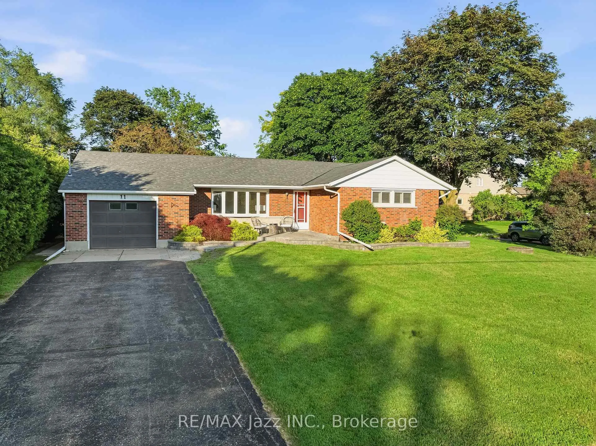 Photo 5 of 11 Lynwood Avenue, Clarington, Courtice — HOMEH