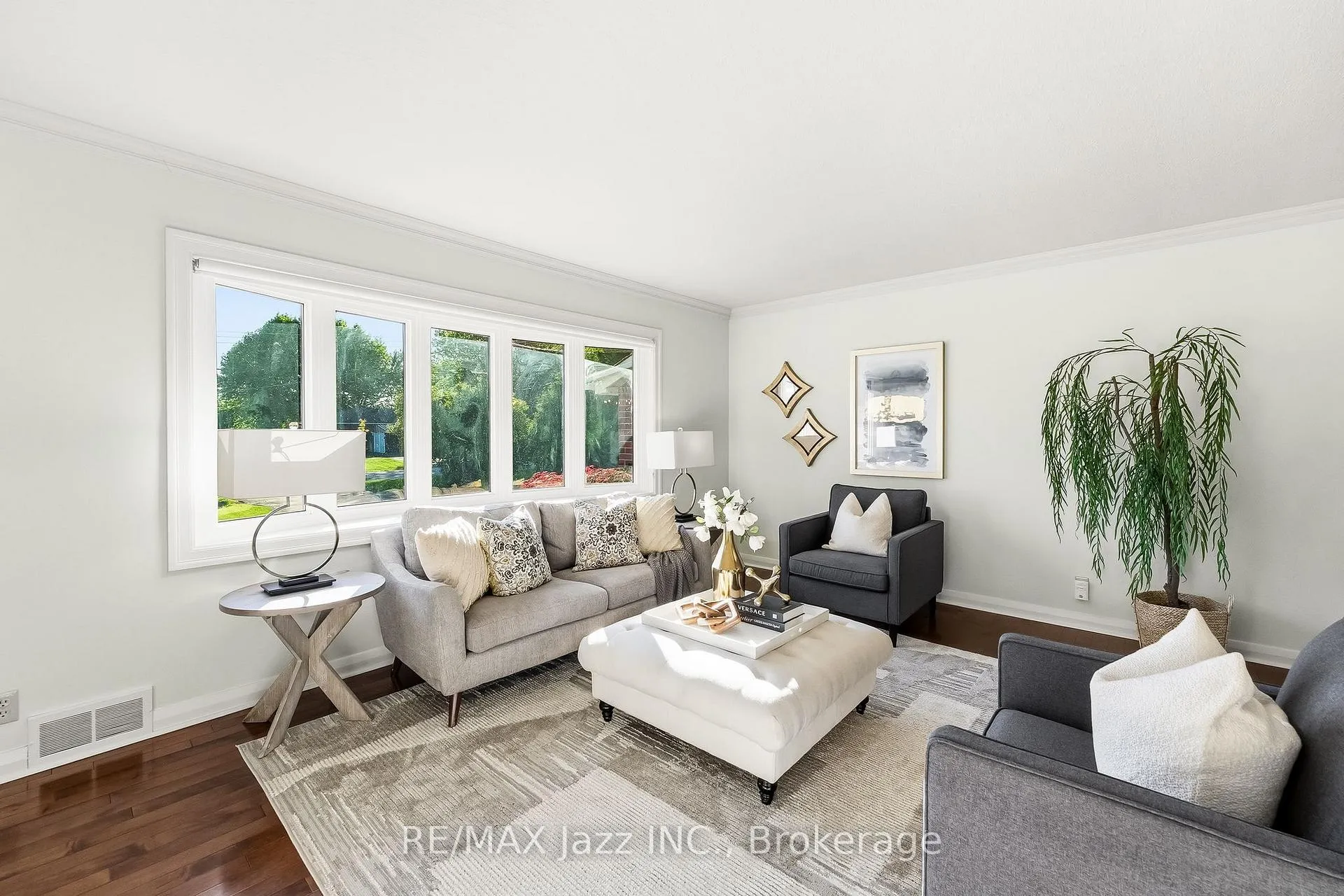 Photo 8 of 11 Lynwood Avenue, Clarington, Courtice — HOMEH