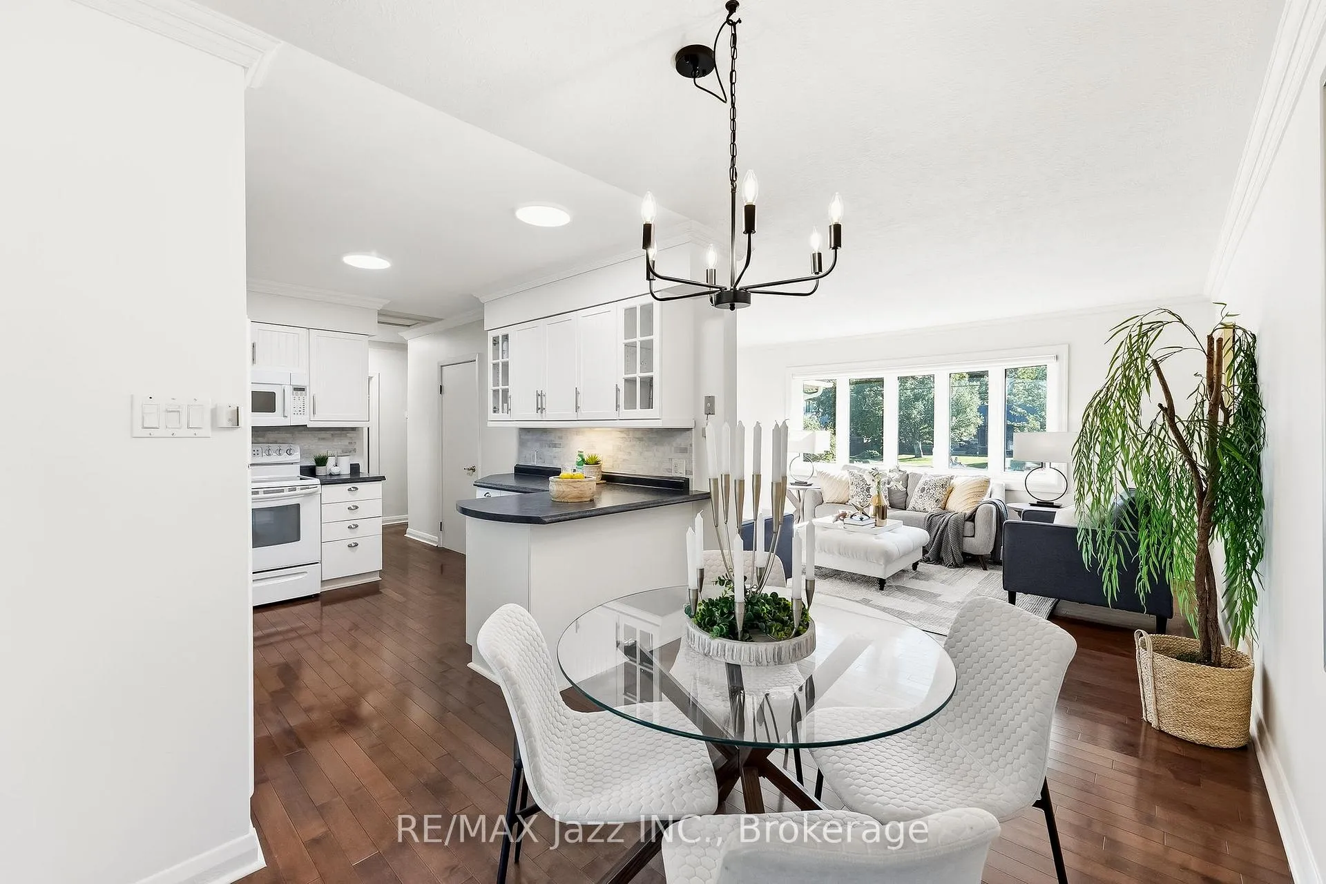 Photo 12 of 11 Lynwood Avenue, Clarington, Courtice — HOMEH