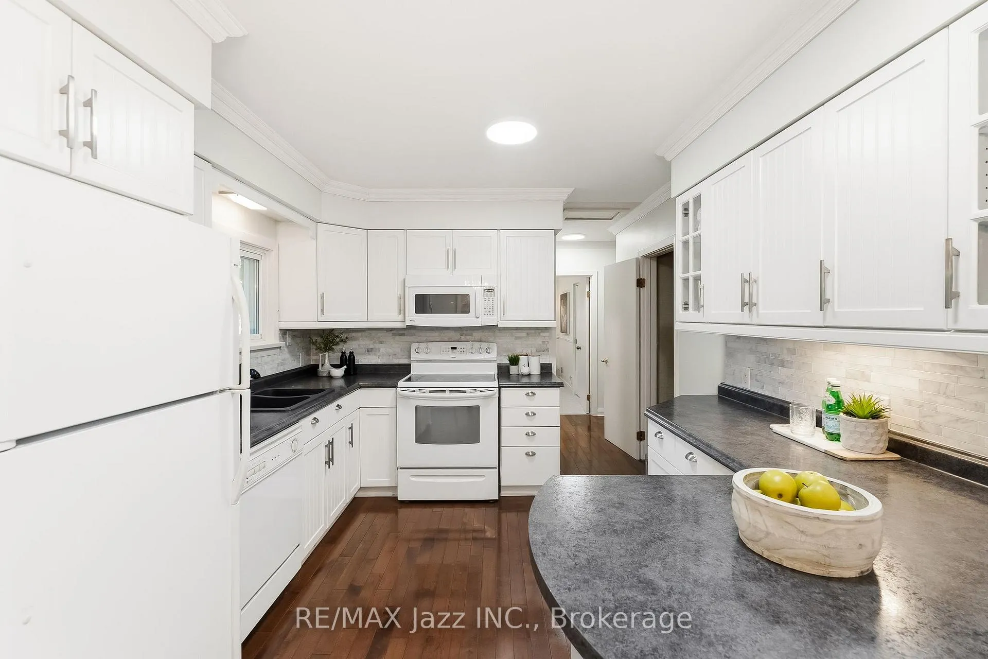 Photo 14 of 11 Lynwood Avenue, Clarington, Courtice — HOMEH