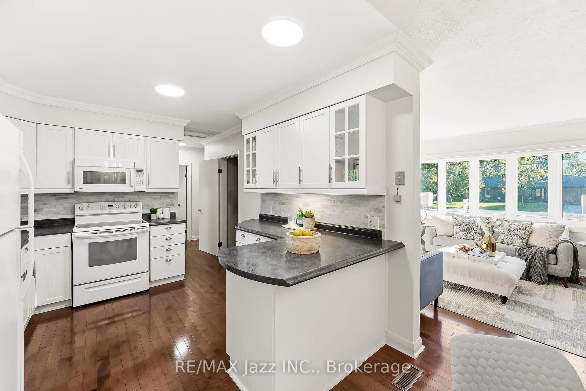 Photo 15 of 11 Lynwood Avenue, Clarington, Courtice — HOMEH