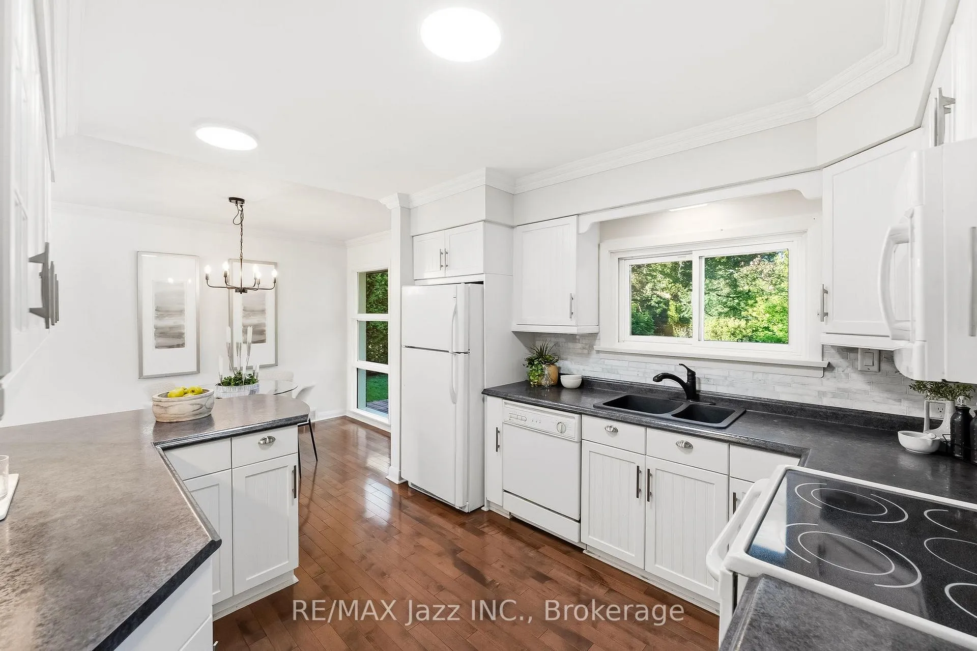 Photo 16 of 11 Lynwood Avenue, Clarington, Courtice — HOMEH