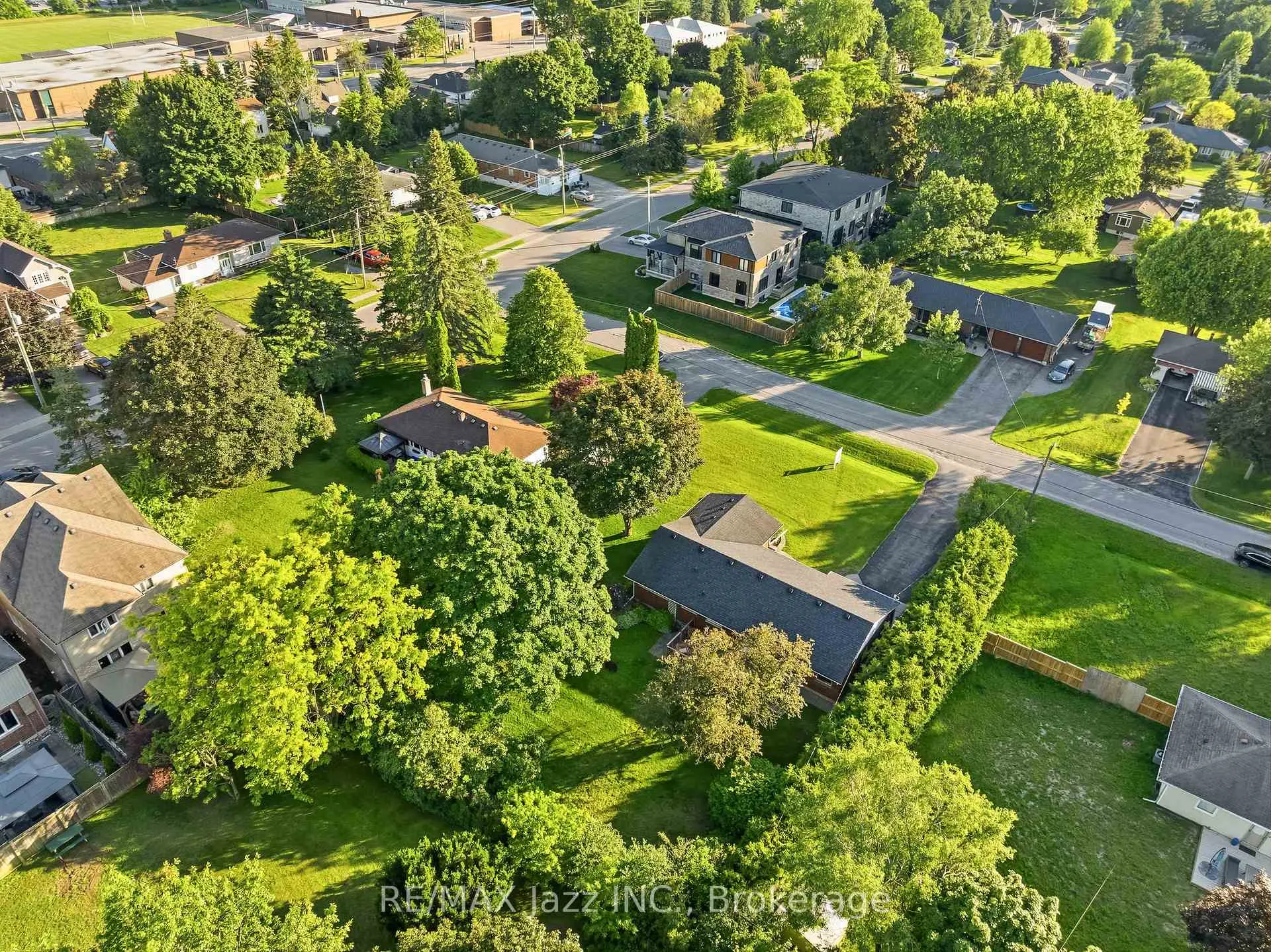 Photo 44 of 11 Lynwood Avenue, Clarington, Courtice — HOMEH