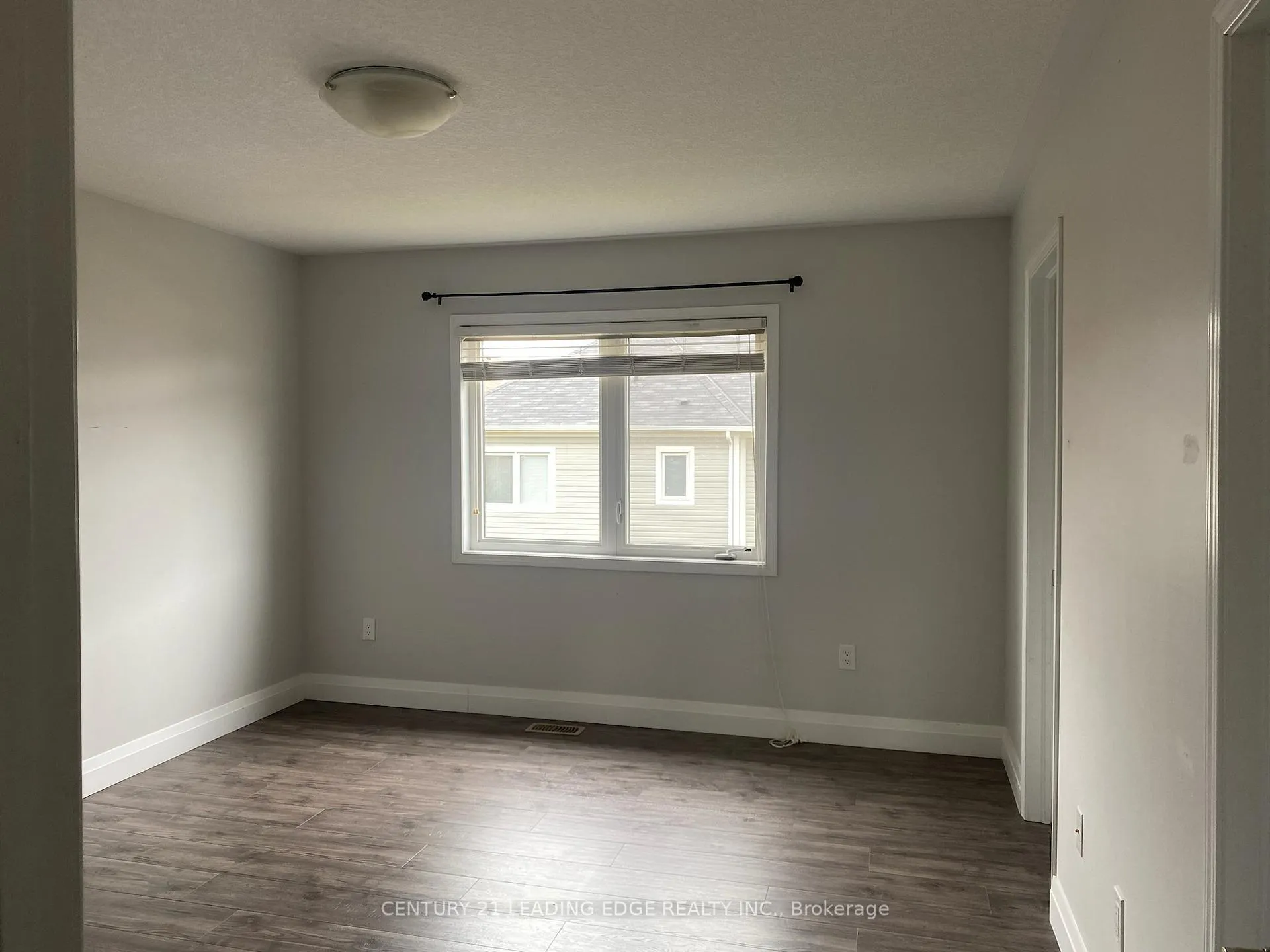 Photo 2 of 33 Glenvista Drive, Kitchener — HOMEH