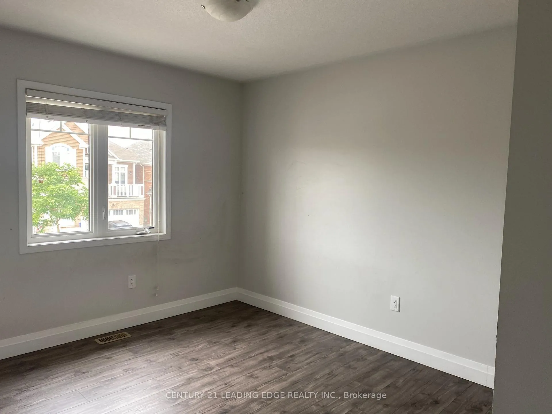 Photo 5 of 33 Glenvista Drive, Kitchener — HOMEH