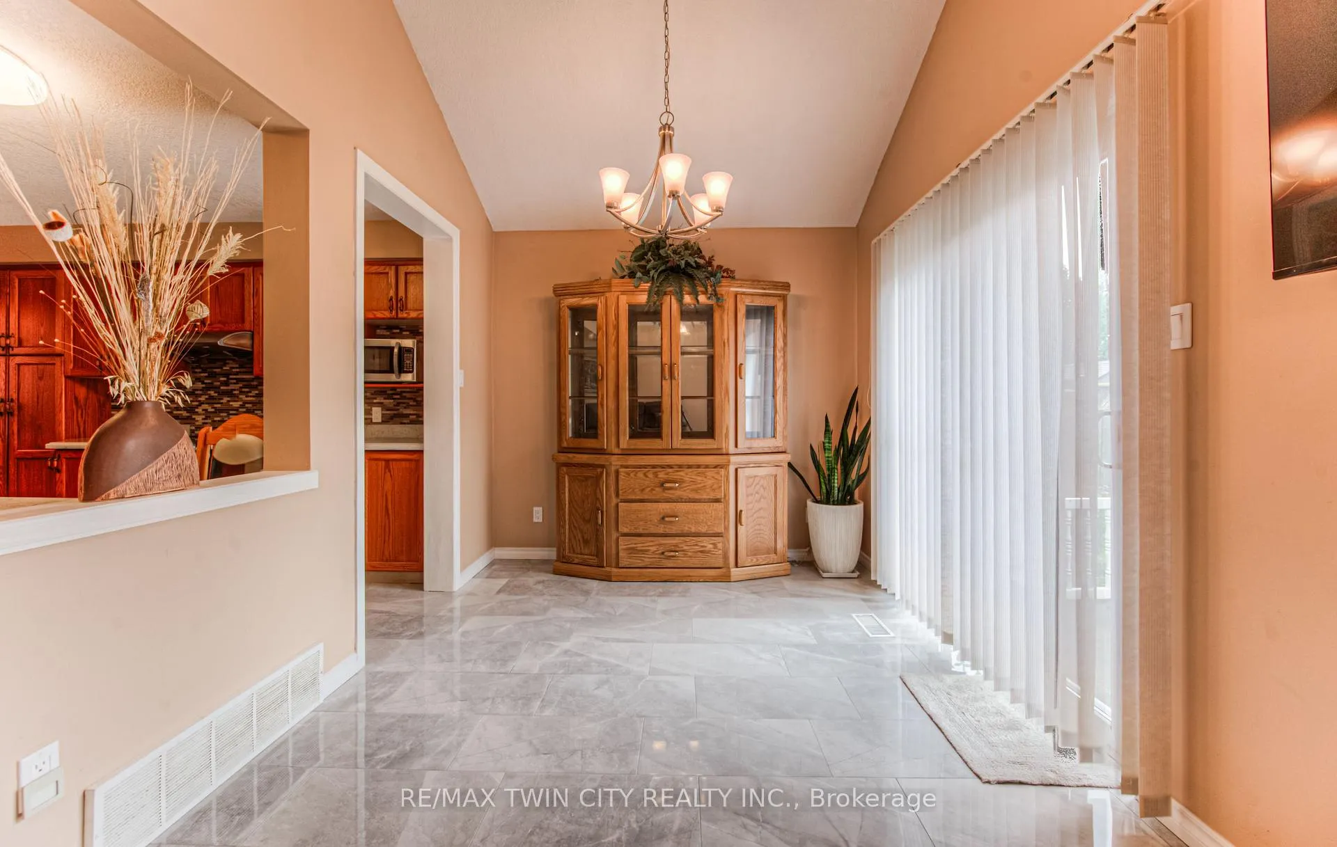 Photo 10 of 182 Hollyridge Crescent, Kitchener — HOMEH