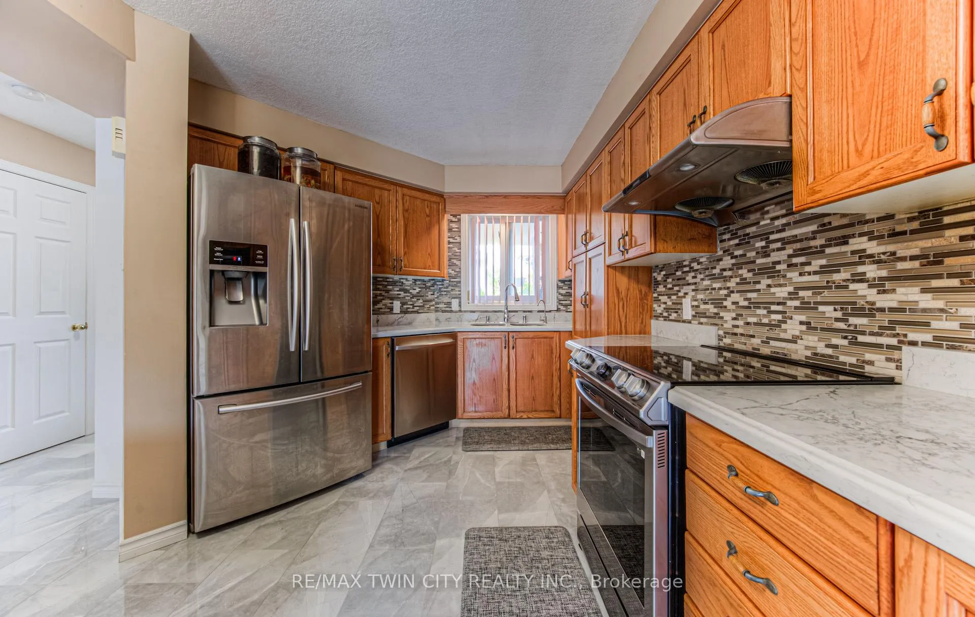 Photo 13 of 182 Hollyridge Crescent, Kitchener — HOMEH