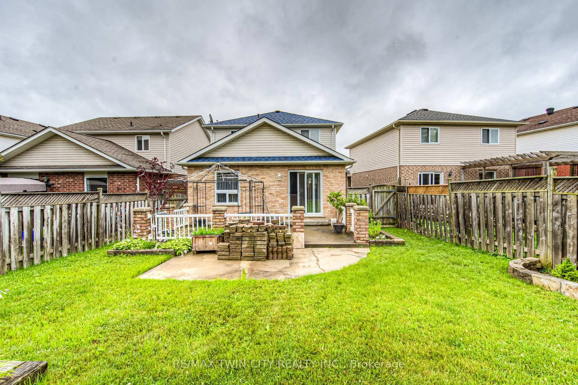 Photo 32 of 182 Hollyridge Crescent, Kitchener — HOMEH