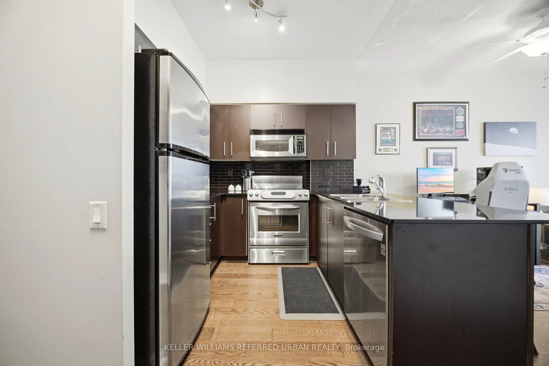 Photo 5 of Unit 601, 15 Windermere Avenue, Toronto, High Park-Swansea — HOMEH